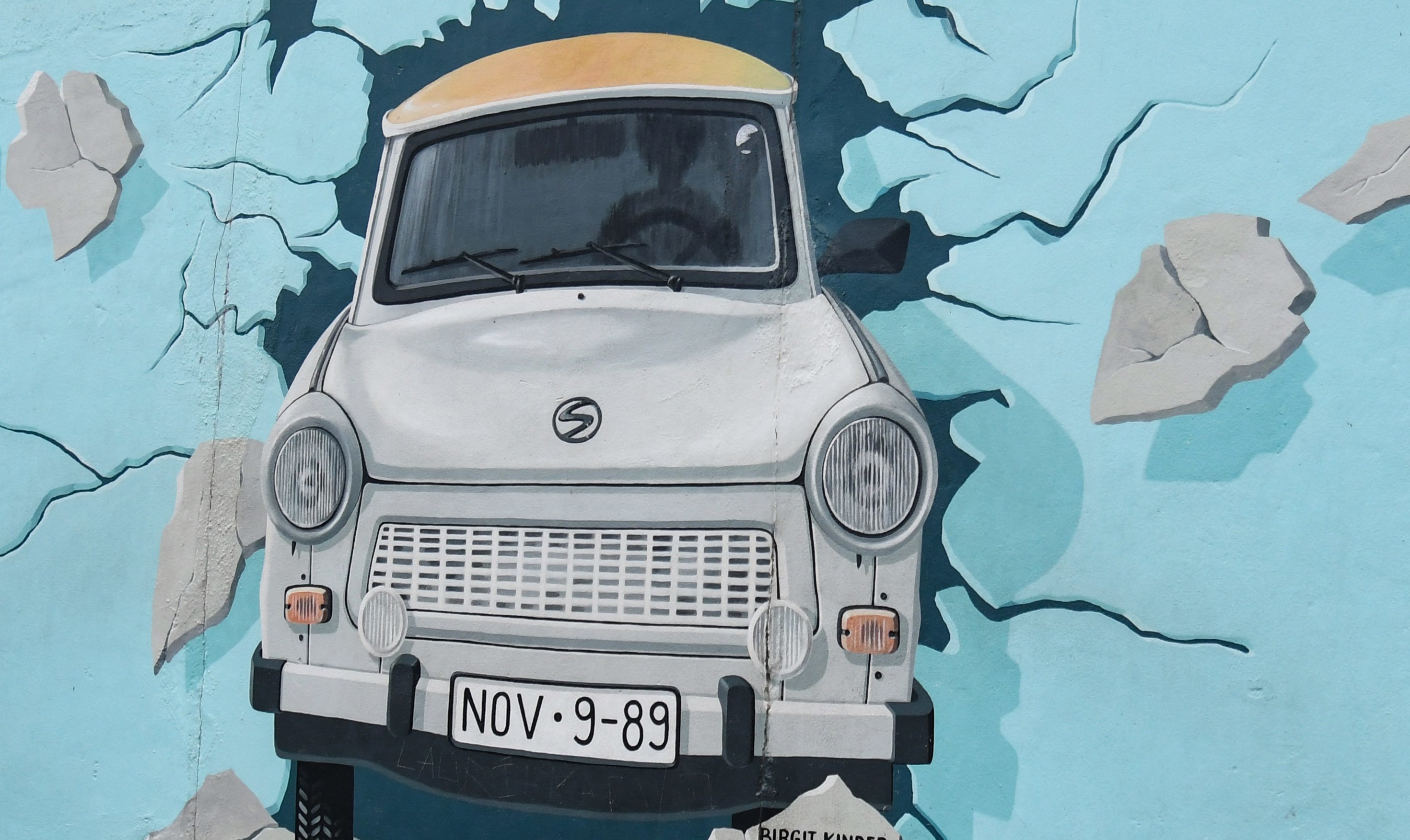 Bild eines Trabbis auf der ehemaligen Mauer