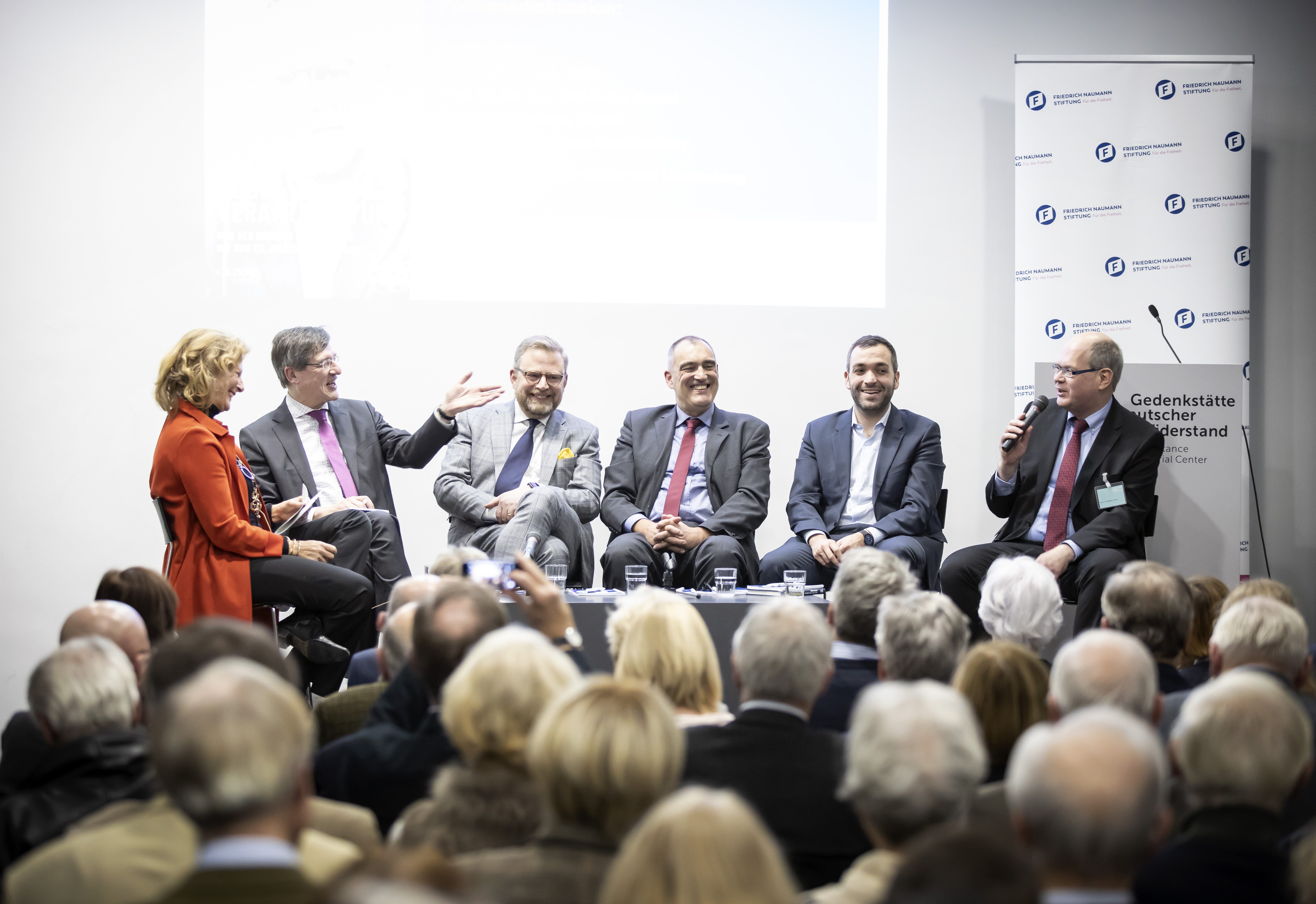 Die Gesprächsrunde im Berliner Bendlerblock (v. l. n. r.): Moderatorin Kirsten von Hardenberg, Professor Karl-Heinz Paqué, Karl Graf Stauffenberg, Armin Fuhrer, Konstantin Kuhle MdB, Professor Johannes Tuchel 