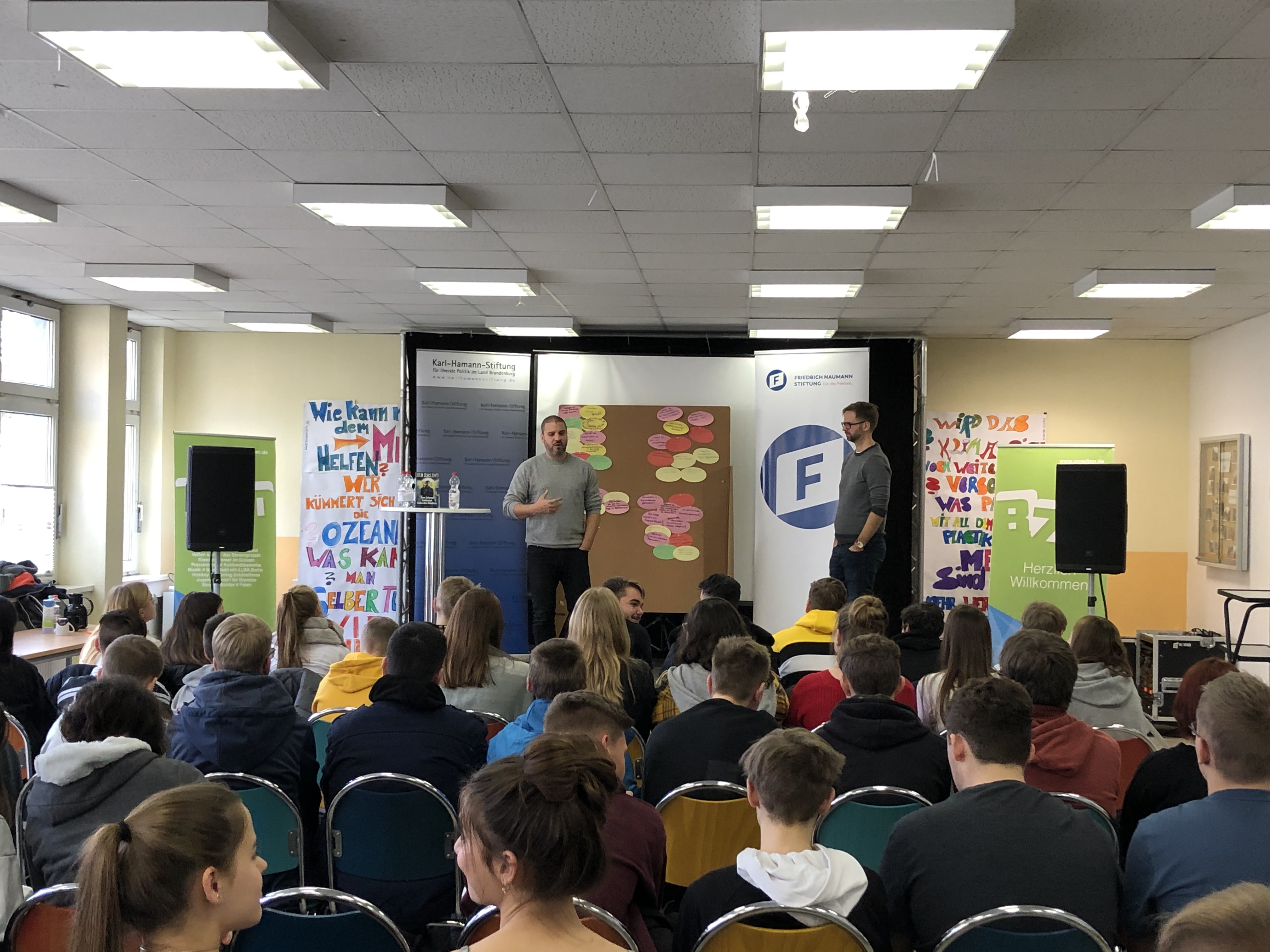 Foto: Ben Salomo vor Schülern