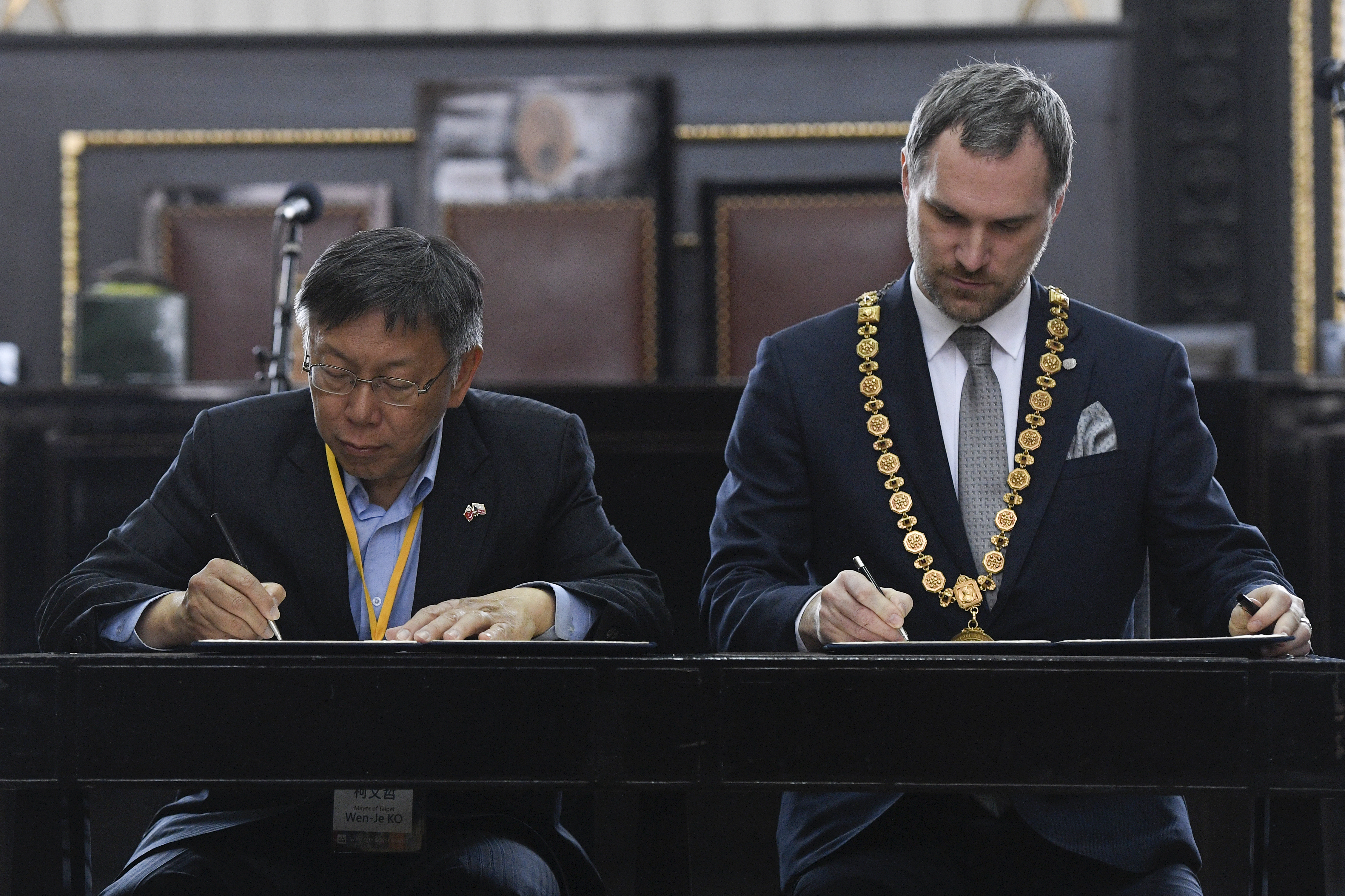 Der Prager Oberbürgermeister Zdeněk Hřib und der Bürgermeister der taiwanischen Hauptstadt Taipeh Ko Wen-je.