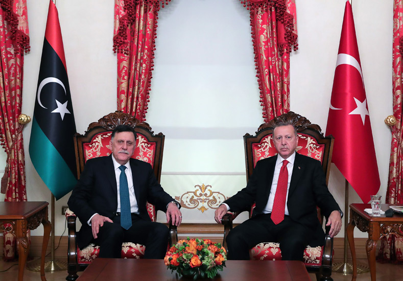 Recep Tayyip Erdogan (r), Präsident der Türkei, und Fayez al-Sarraj, Premierminister von Libyen, nehmen an einem gemeinsamen Treffen im Dolmabahce-Palast teil.