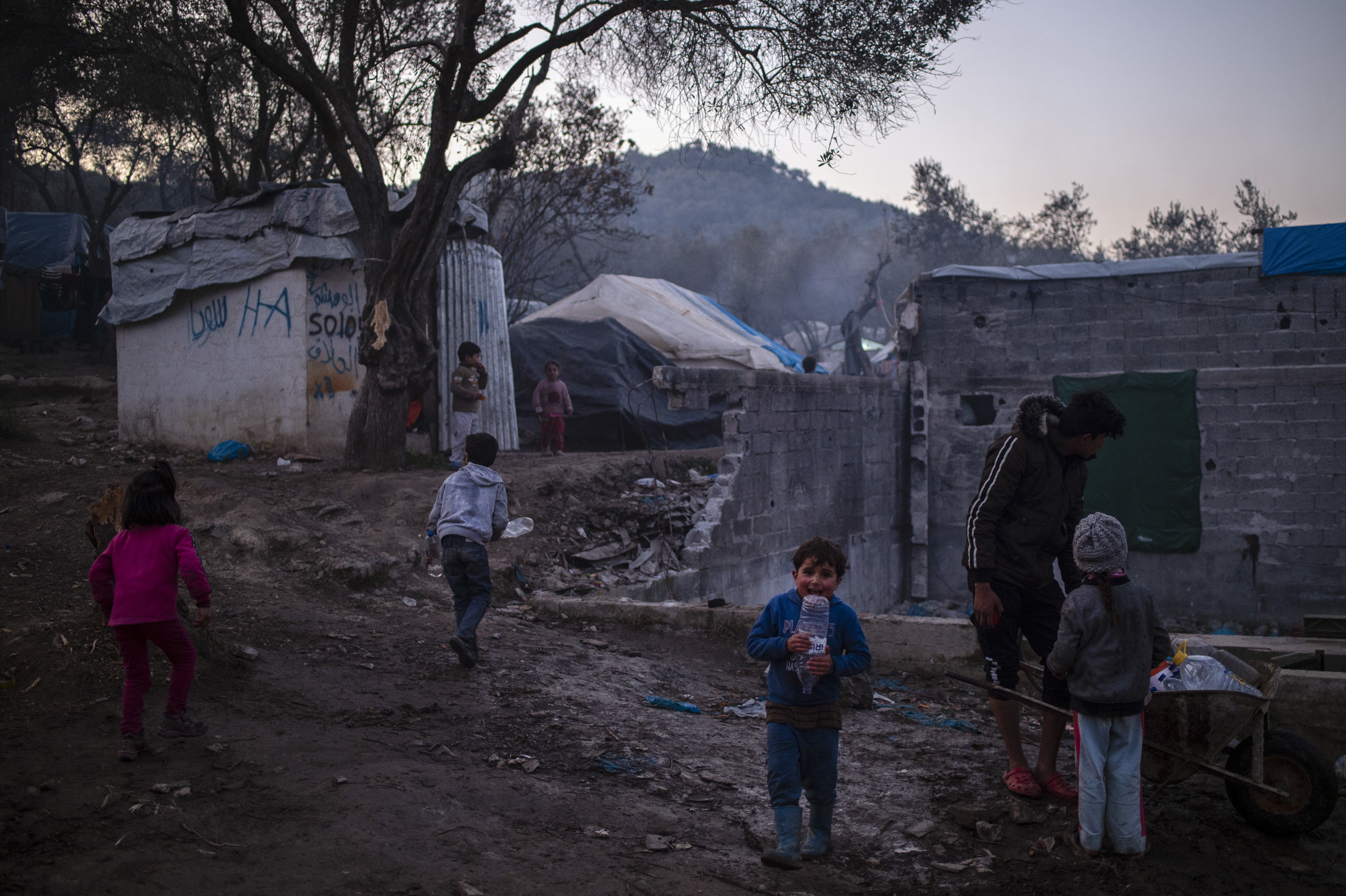 Kinder spielen in einem provisorischen Lager neben dem Lager in Moria