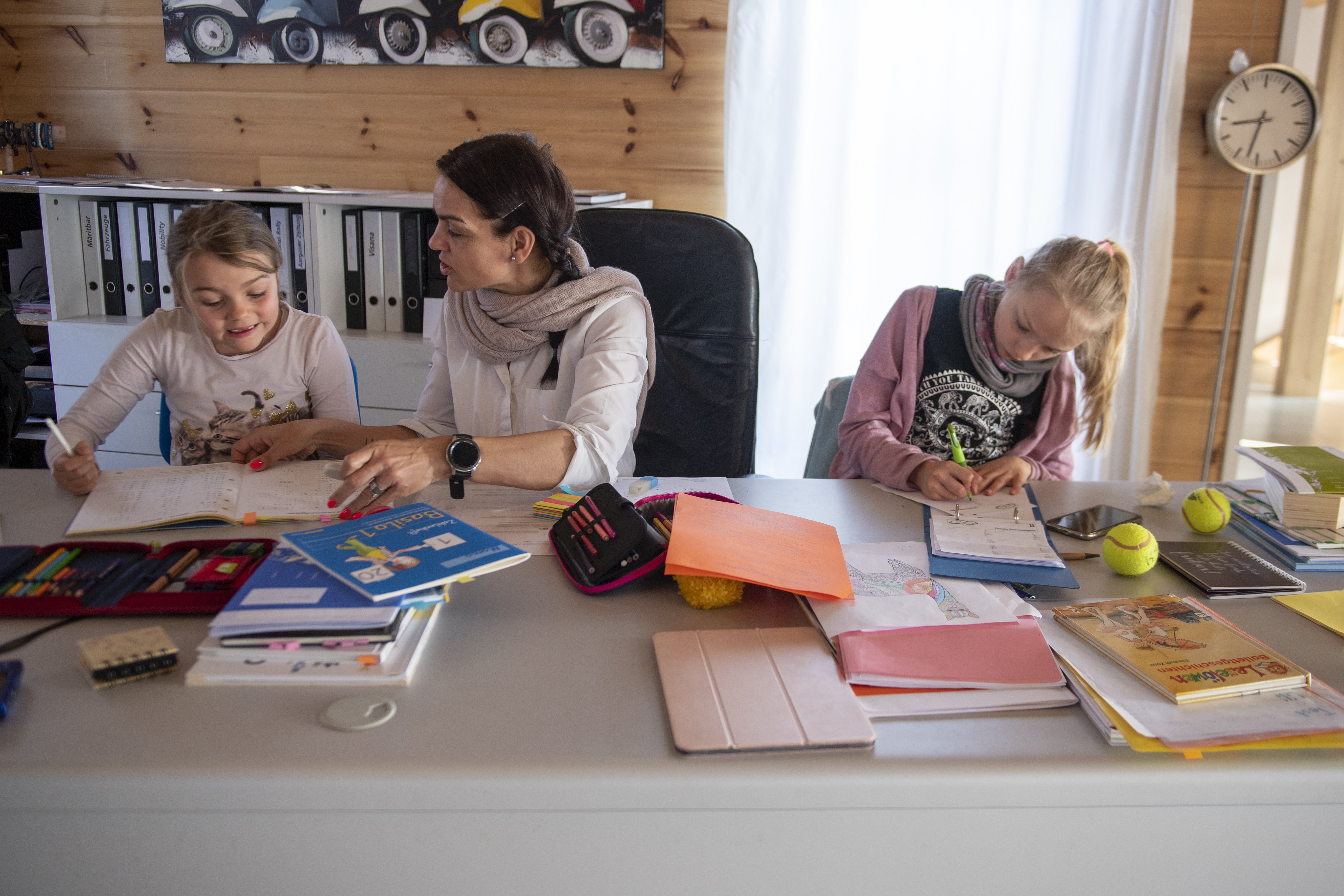 Mutter mit ihren Kindern beim Homeschooling