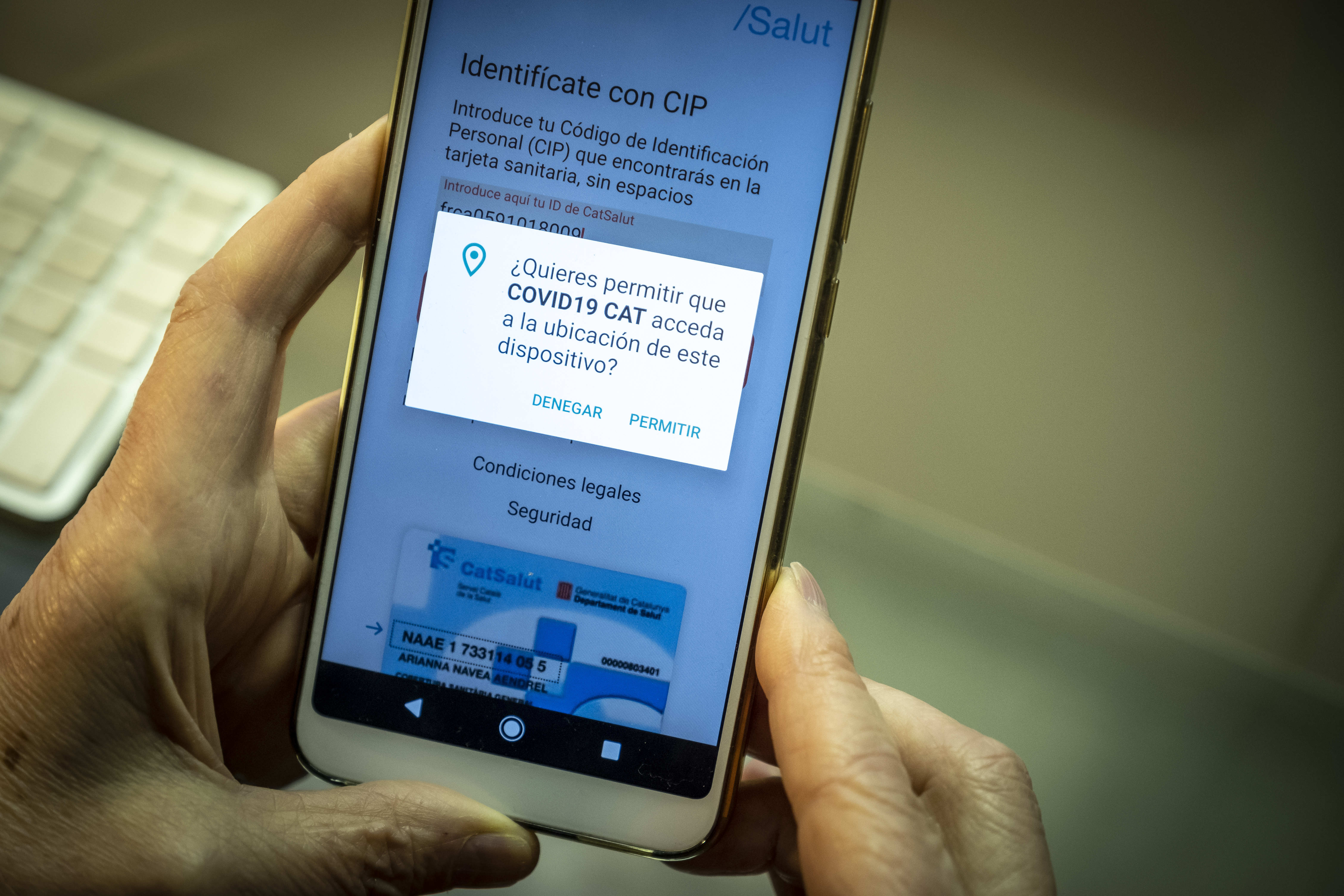 In Spanien stellen die Behörden Bürgern eine App zur Verfügung, mit der Symptome erfasst und verfolgt werden.