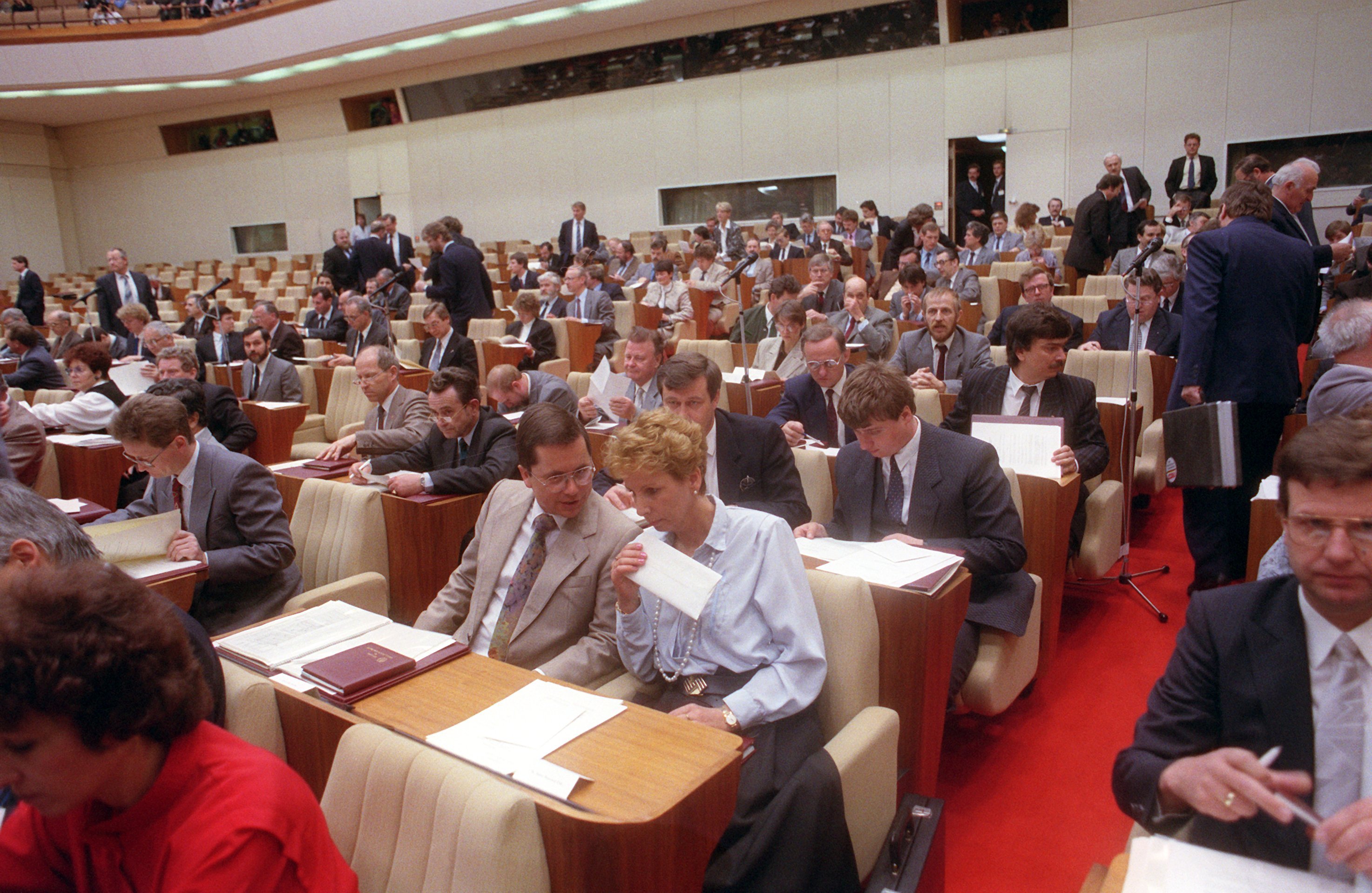 Die aus der ersten freien und geheimen Wahl in der DDR hervorgegangene Volkskammer trat am 05.04.1990 zu ihrer konstituierenden Tagung zusammen