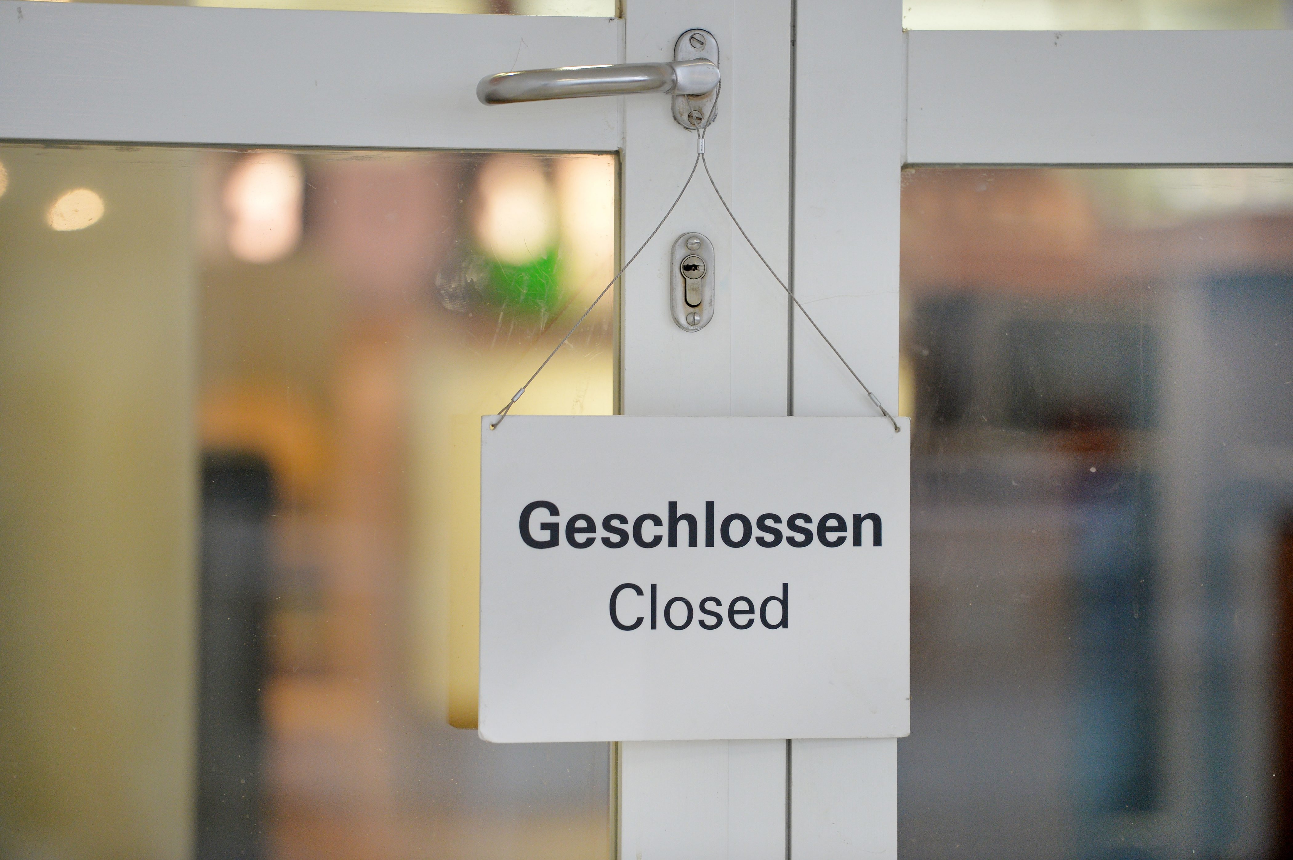 Besitzer und Mitarbeiter von Cafés, Restaurants, Geschäften und vielen Dienstleistungsbetrieben stehen vor der Frage, wie es in den nächsten Tagen weitergehen soll. 