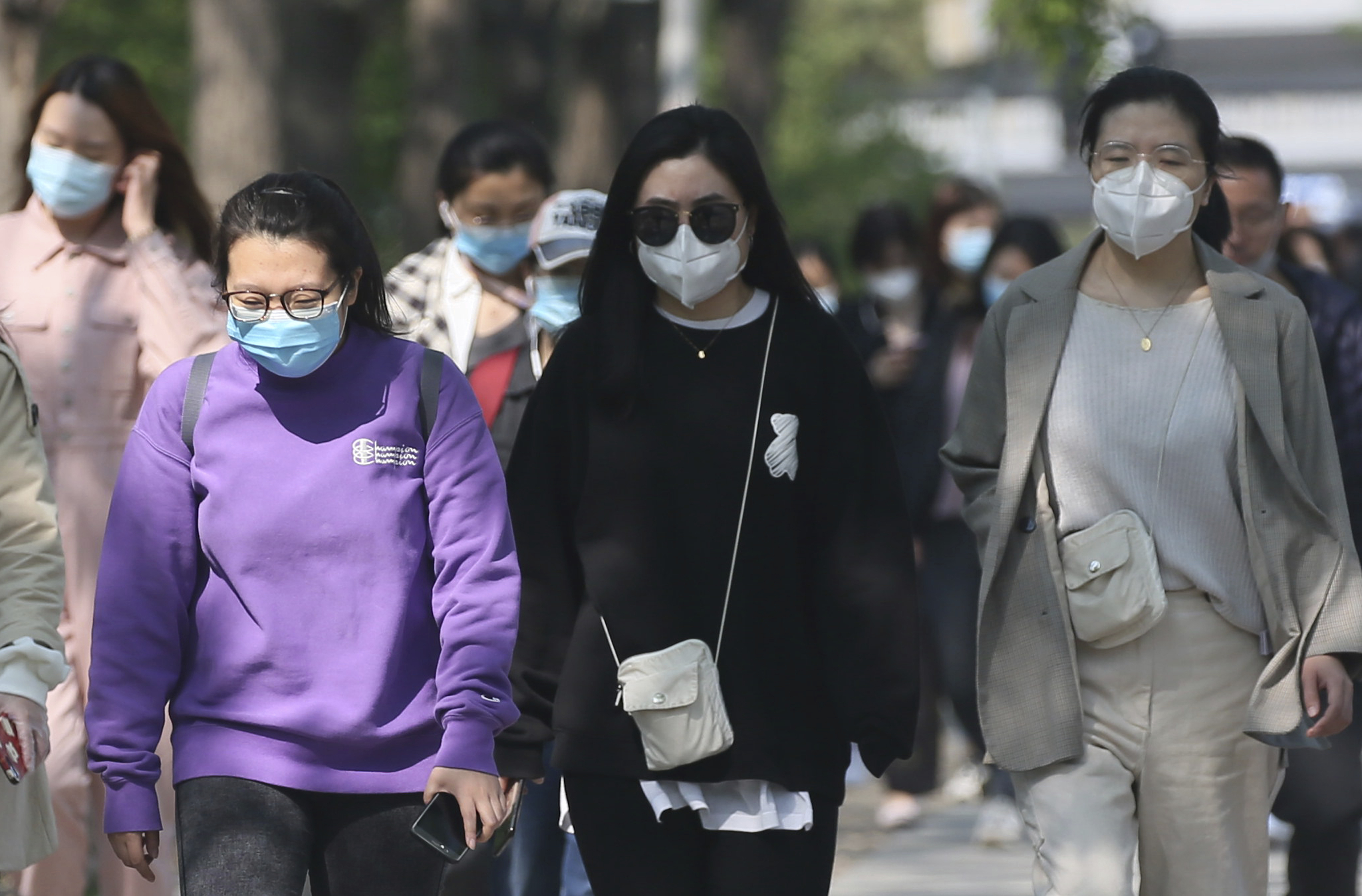 Passanten mit Masken in Asien