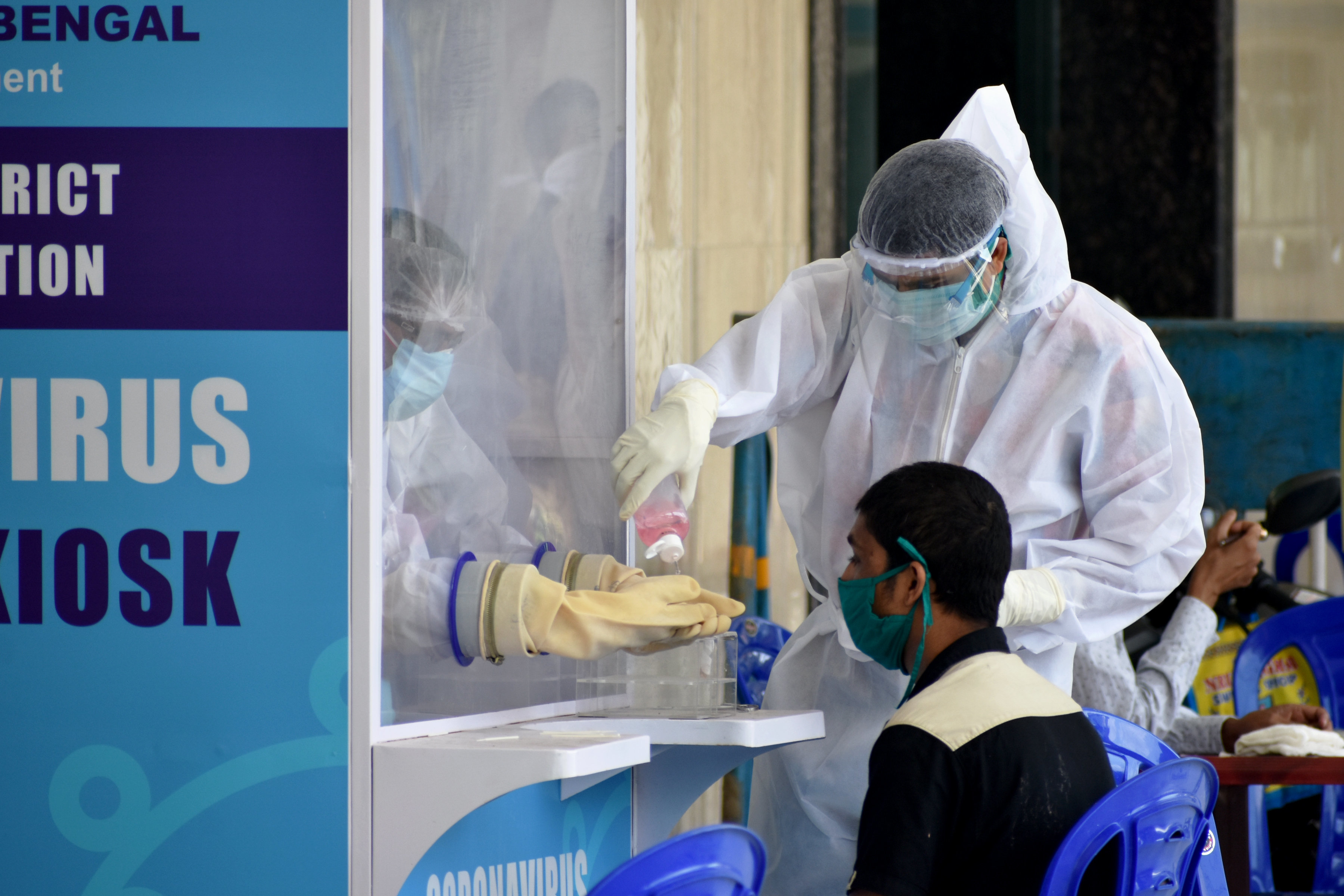 Coronatest am Kiosk in Indien