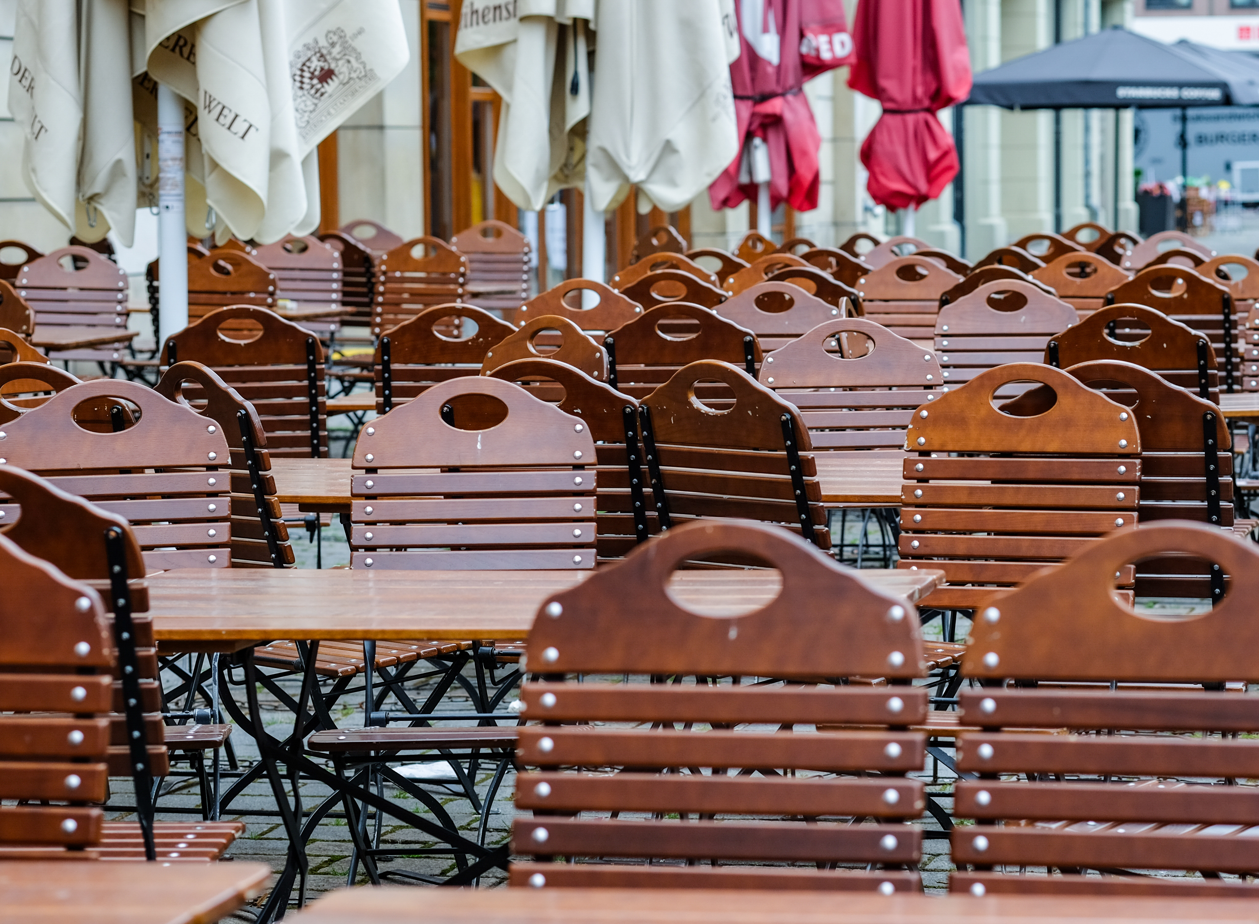 Leere Tische und Stühle
