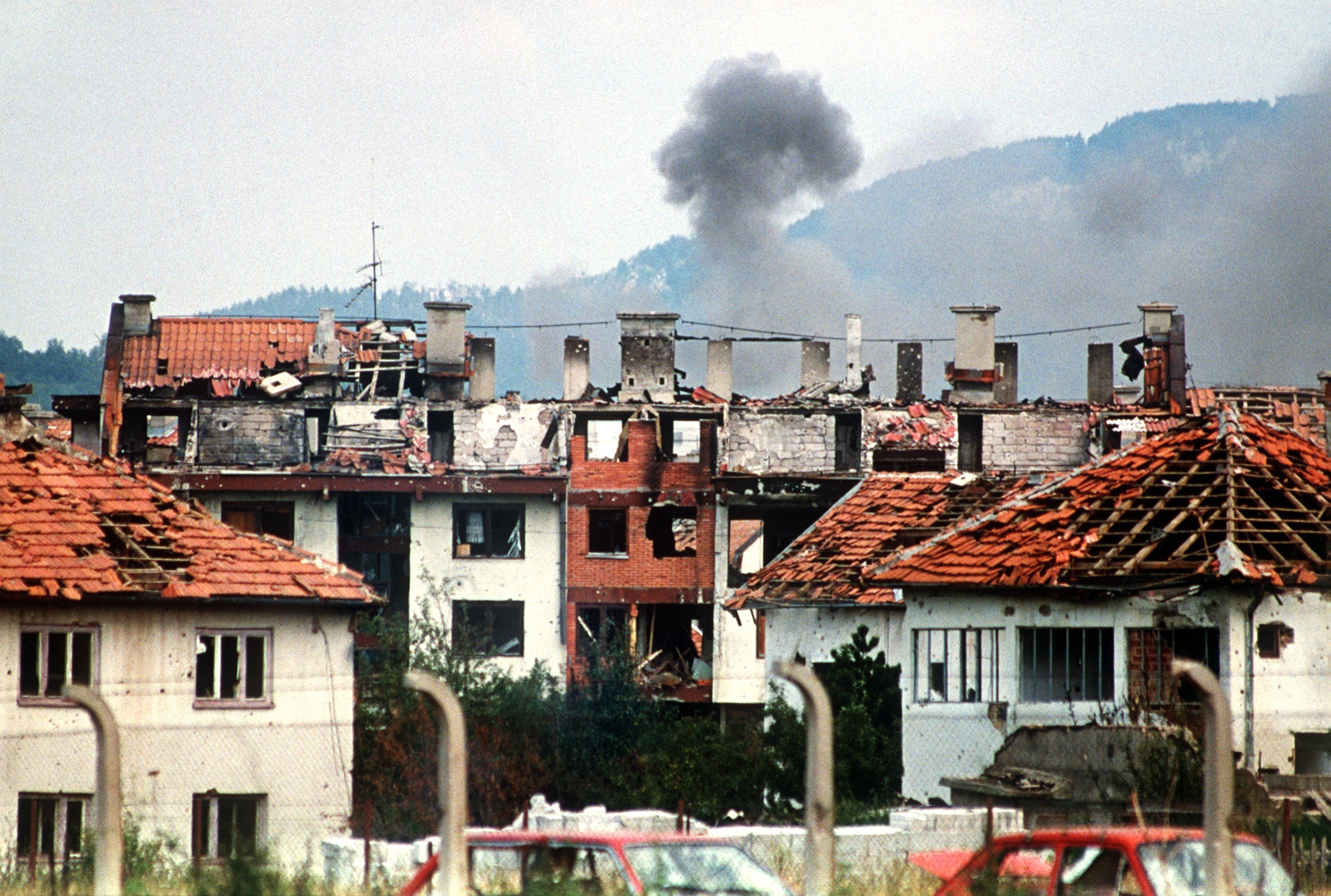 Rauch steigt am 22.7.1992 aus den Ruinen kürzlich ausgebrannter Häuser in Dobrinja, einem Stadtteil der umkämpften bosnischen Hauptstadt Sarajevo, auf.