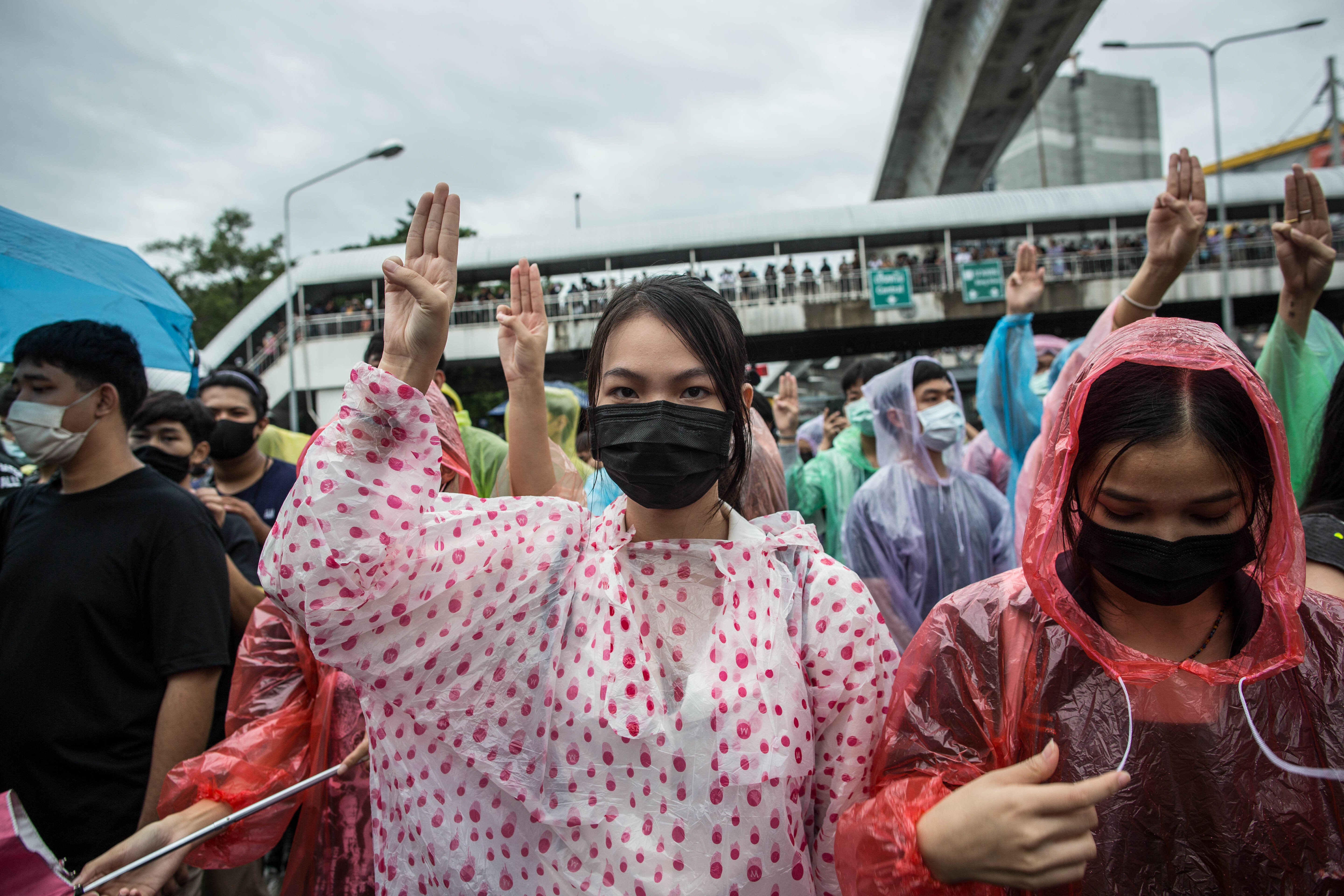 Junge Menschen protestieren in Bangkok
