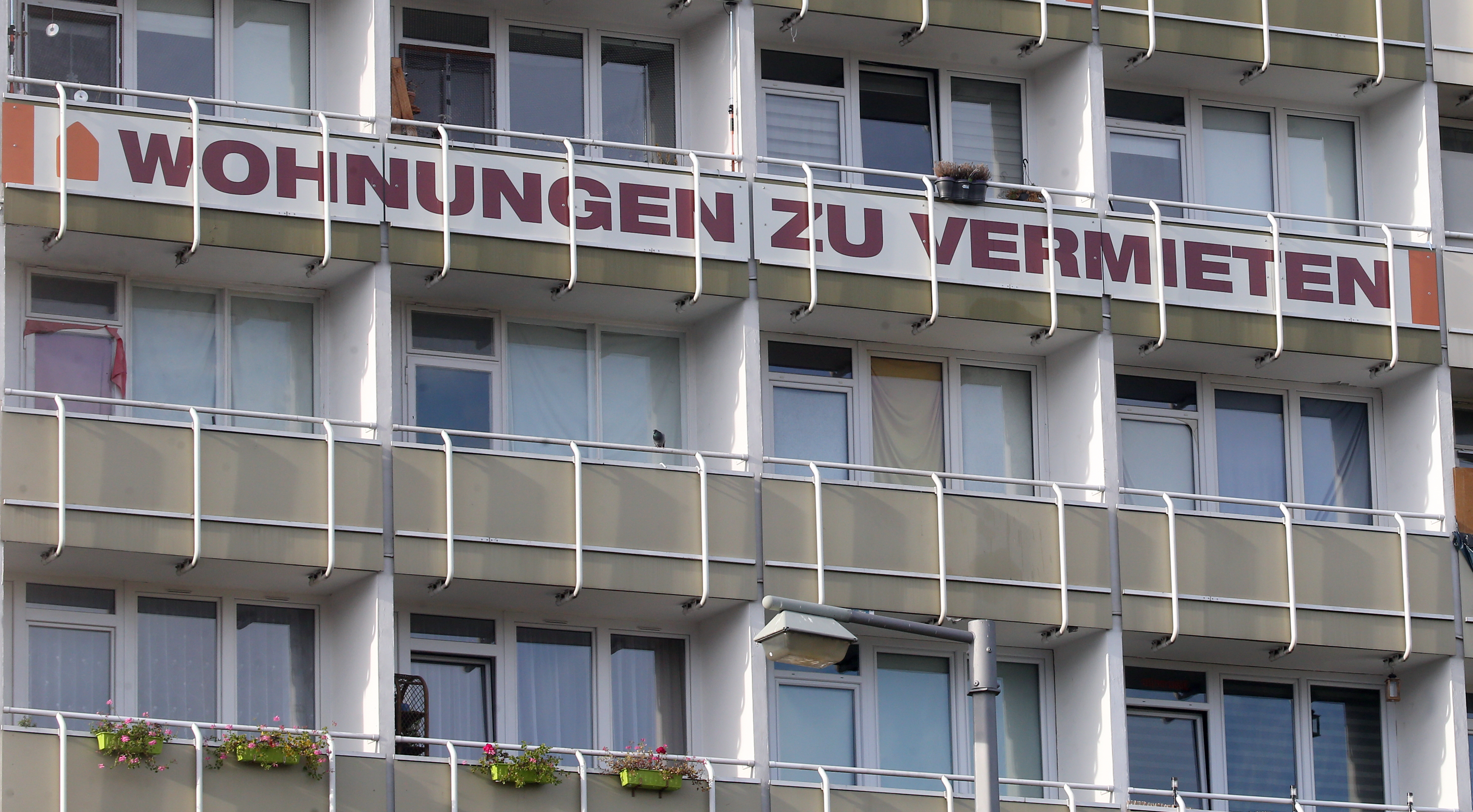 An einem Wohngebäude in Lichtenberg hängt ein Plakat, auf dem auf die Vermietung von Wohnungen hingewiesen wird.