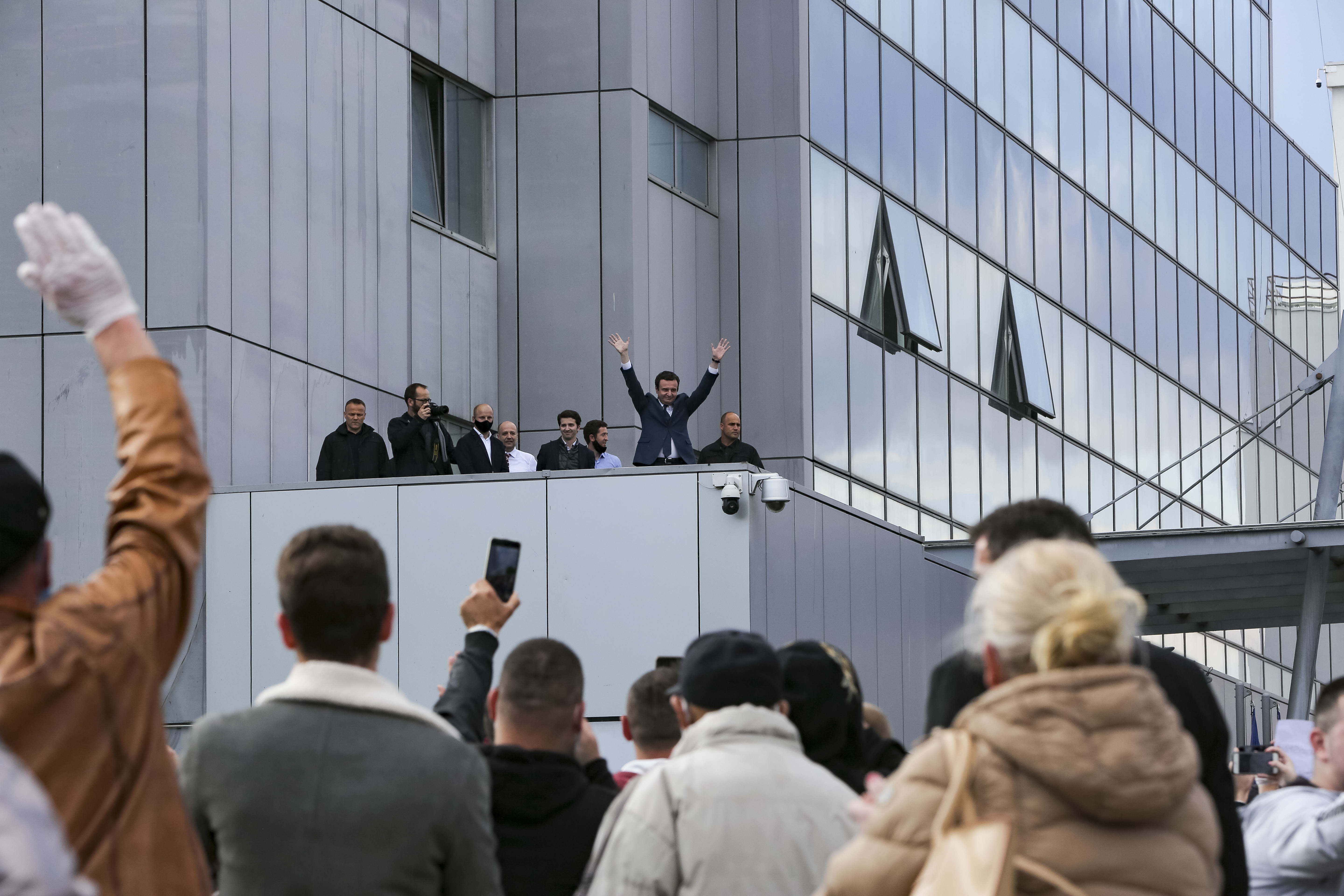 Albin Kurti auf einer Kundgebung, auf der seine Anhänger Solidarität mit dem ehemaligen Premierminister bekundeten. 