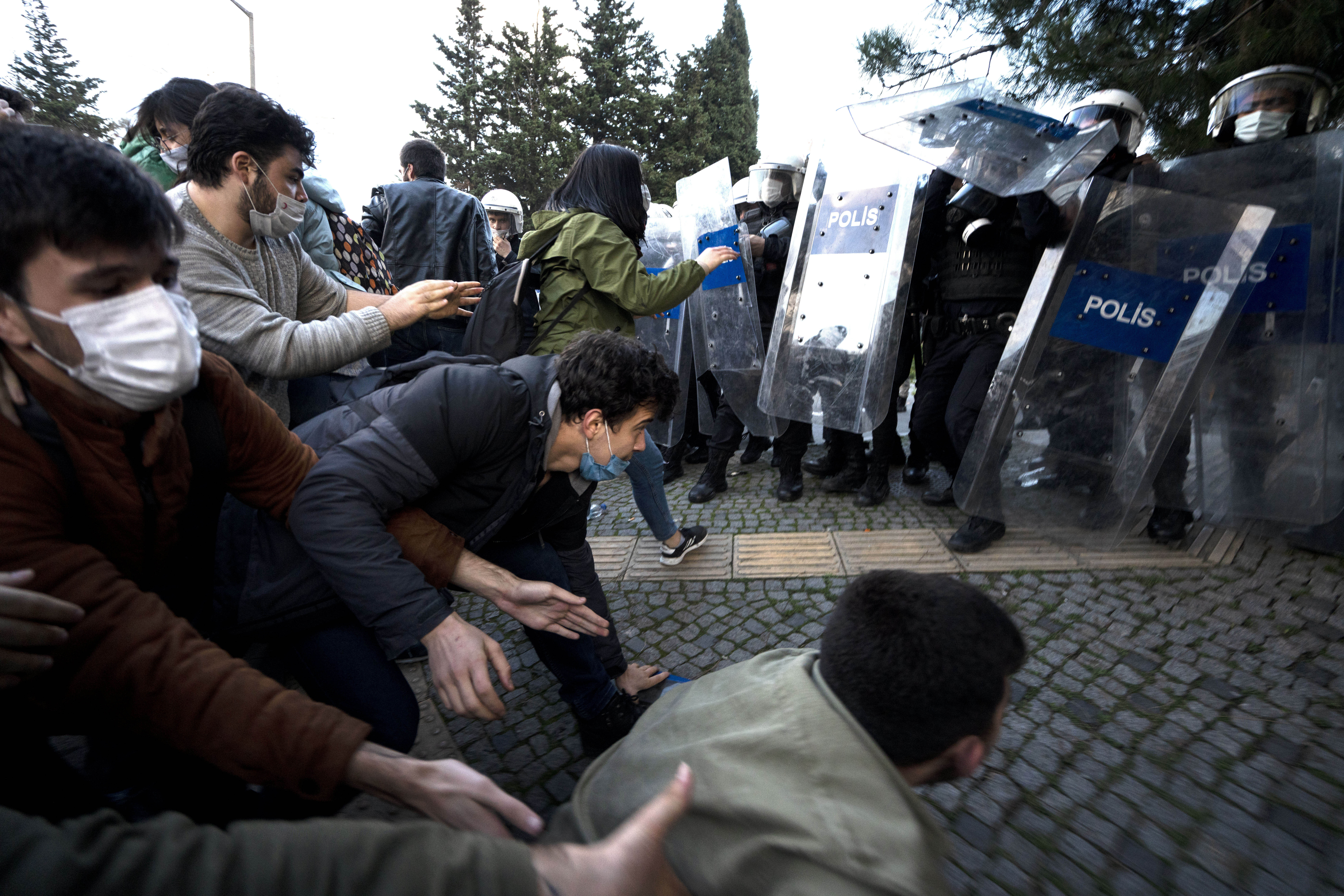 Studierende der Bogazici Universität treffen vor der Universität auf Spezialkräfte der Polizei