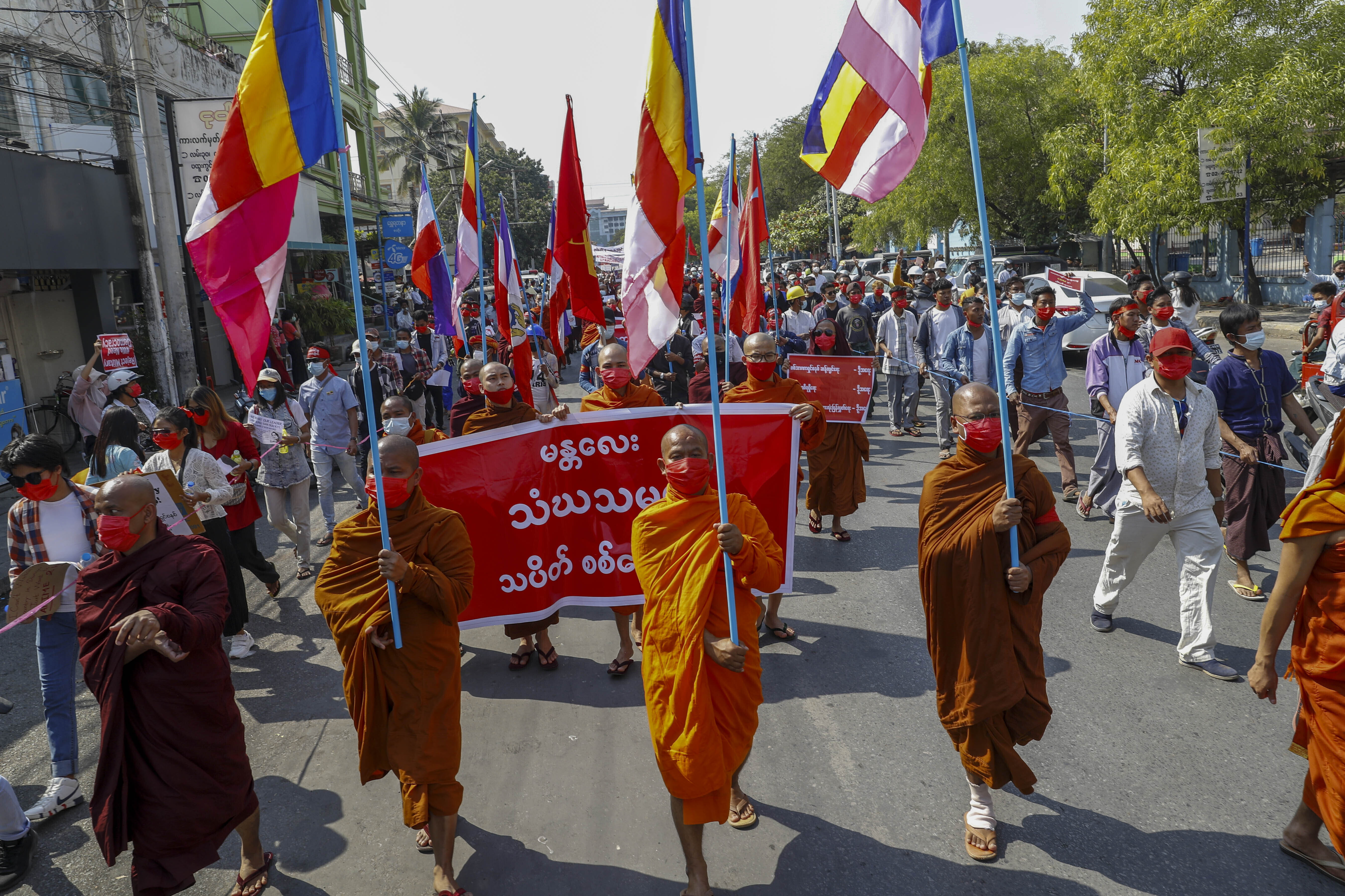 Buddhistische Mönche protestieren auf den Straßen von Mandalay gegen den Militärputsch