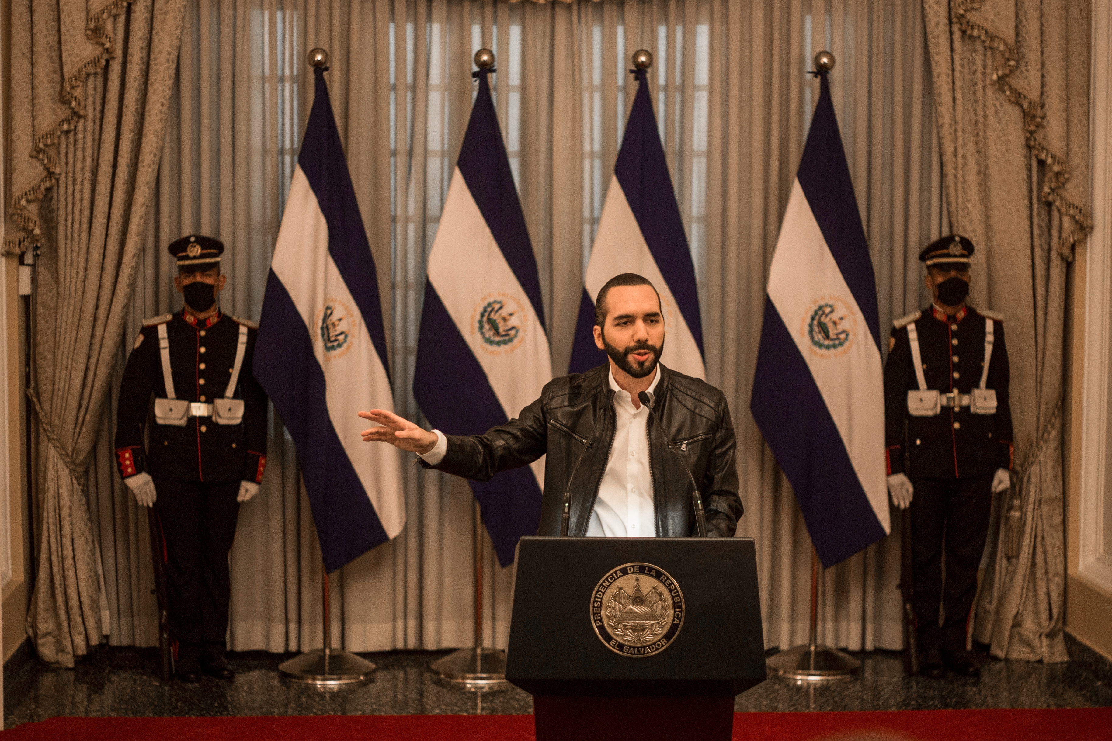 Nayib Bukele (M.), Präsident von El Salvador, spricht auf einer Pressekonferenz.