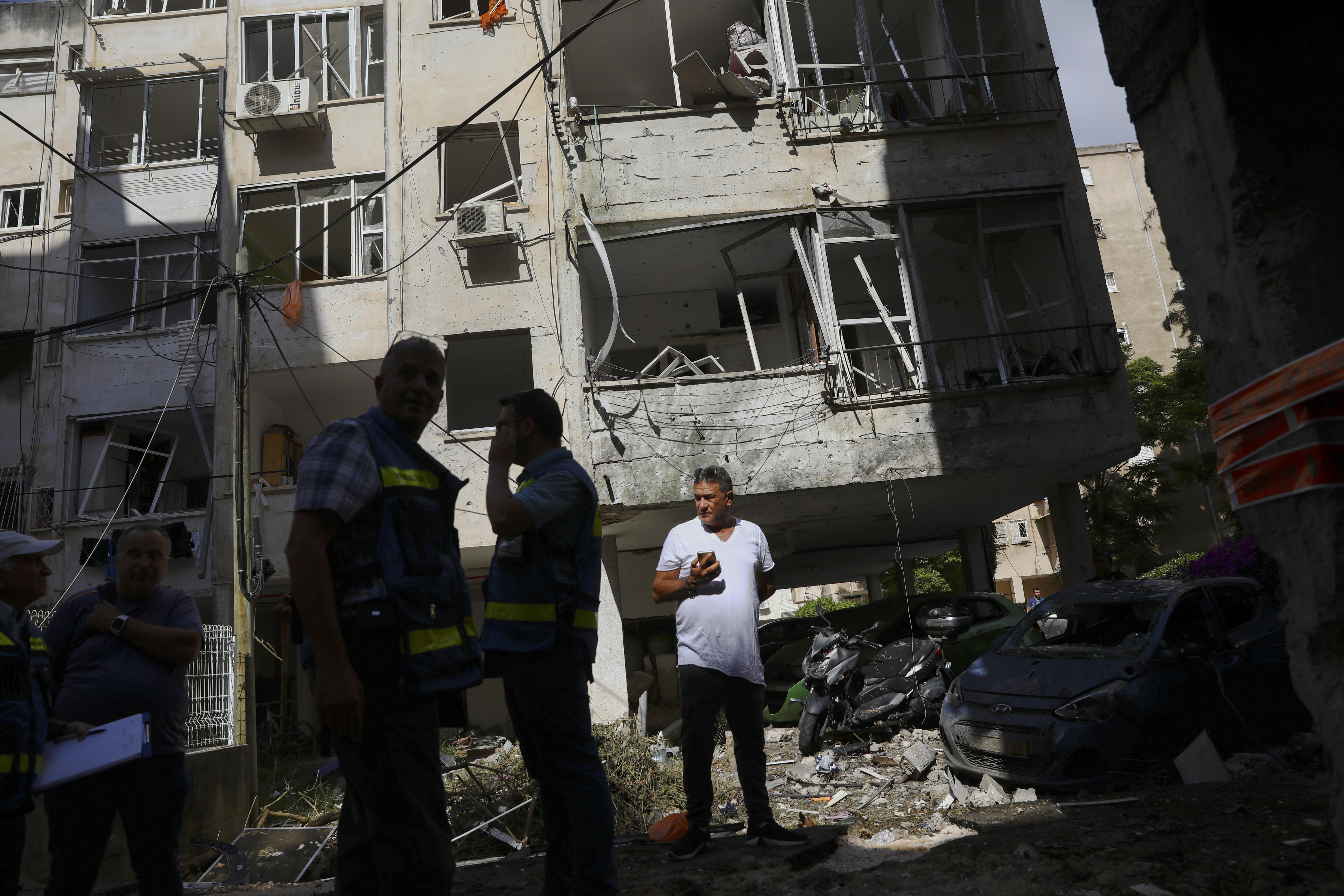 Petach Tikwa, Israel, Menschen vor den Trümmern ihres Wohnhauses, das in der Nacht von einer Rakete aus dem Gazastreifen getroffen wurde.