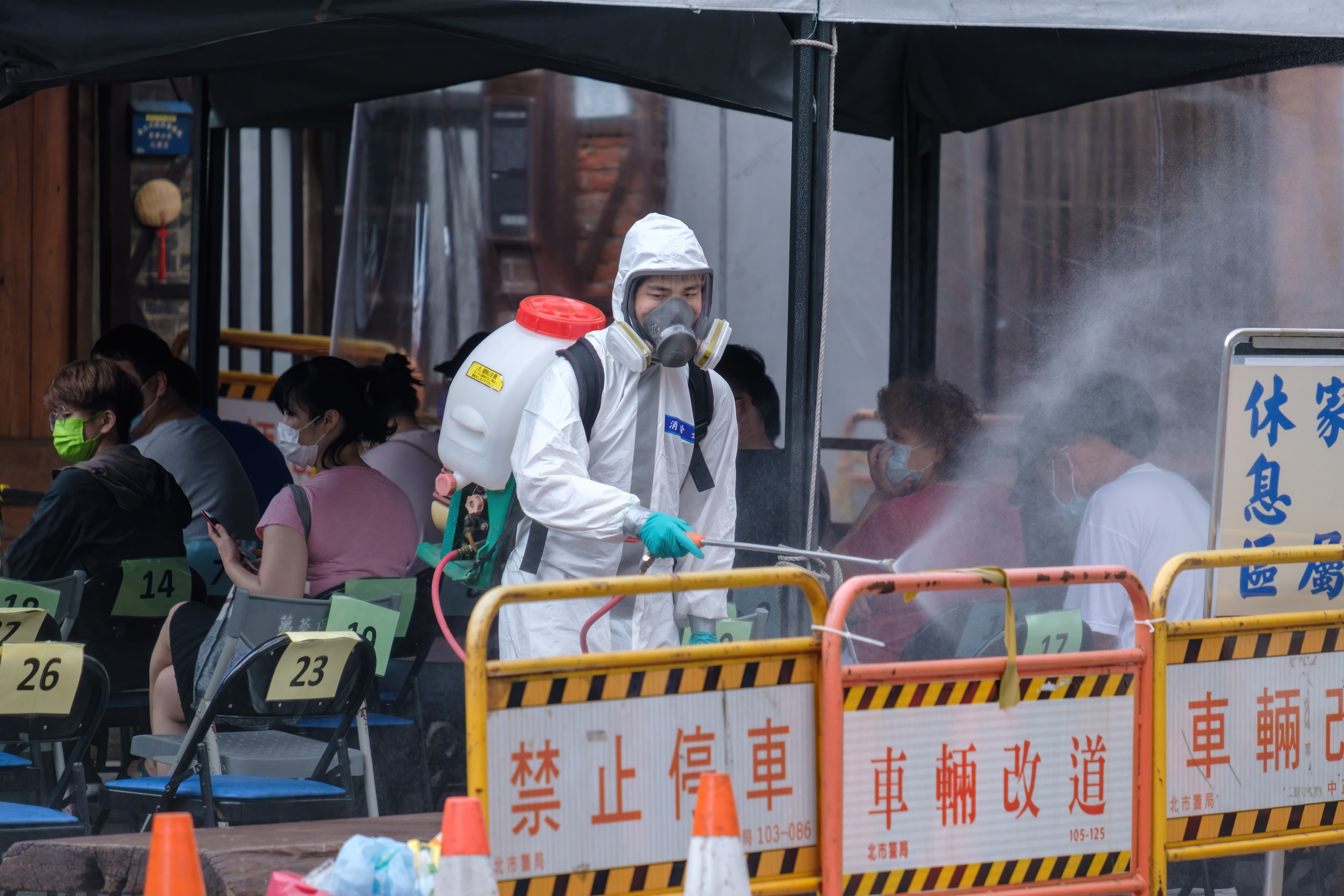 Militärpersonal desinfiziert eine taiwanische Teststation
