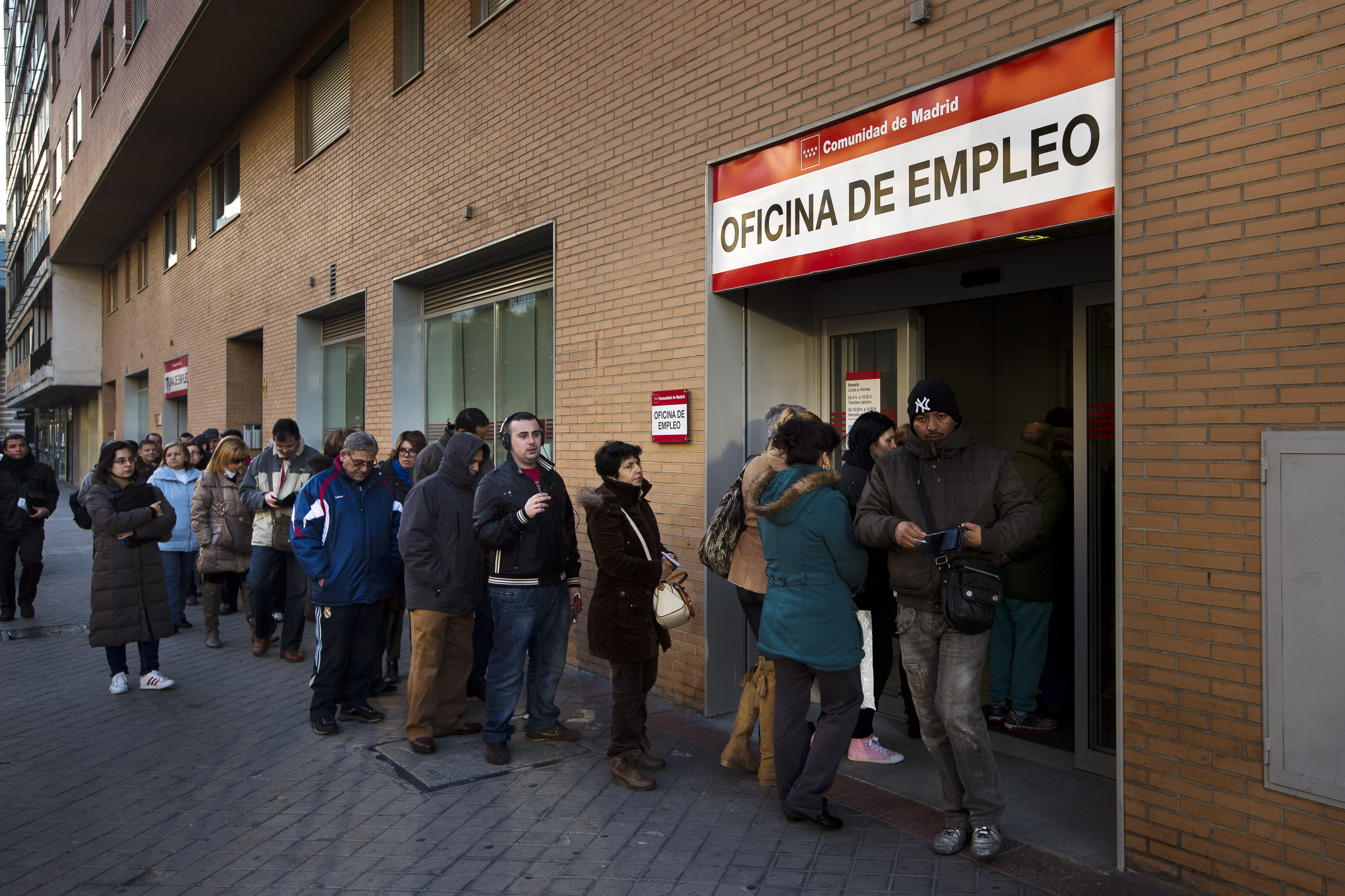 Menschenschlange vor einem spanischen Arbeitsamt