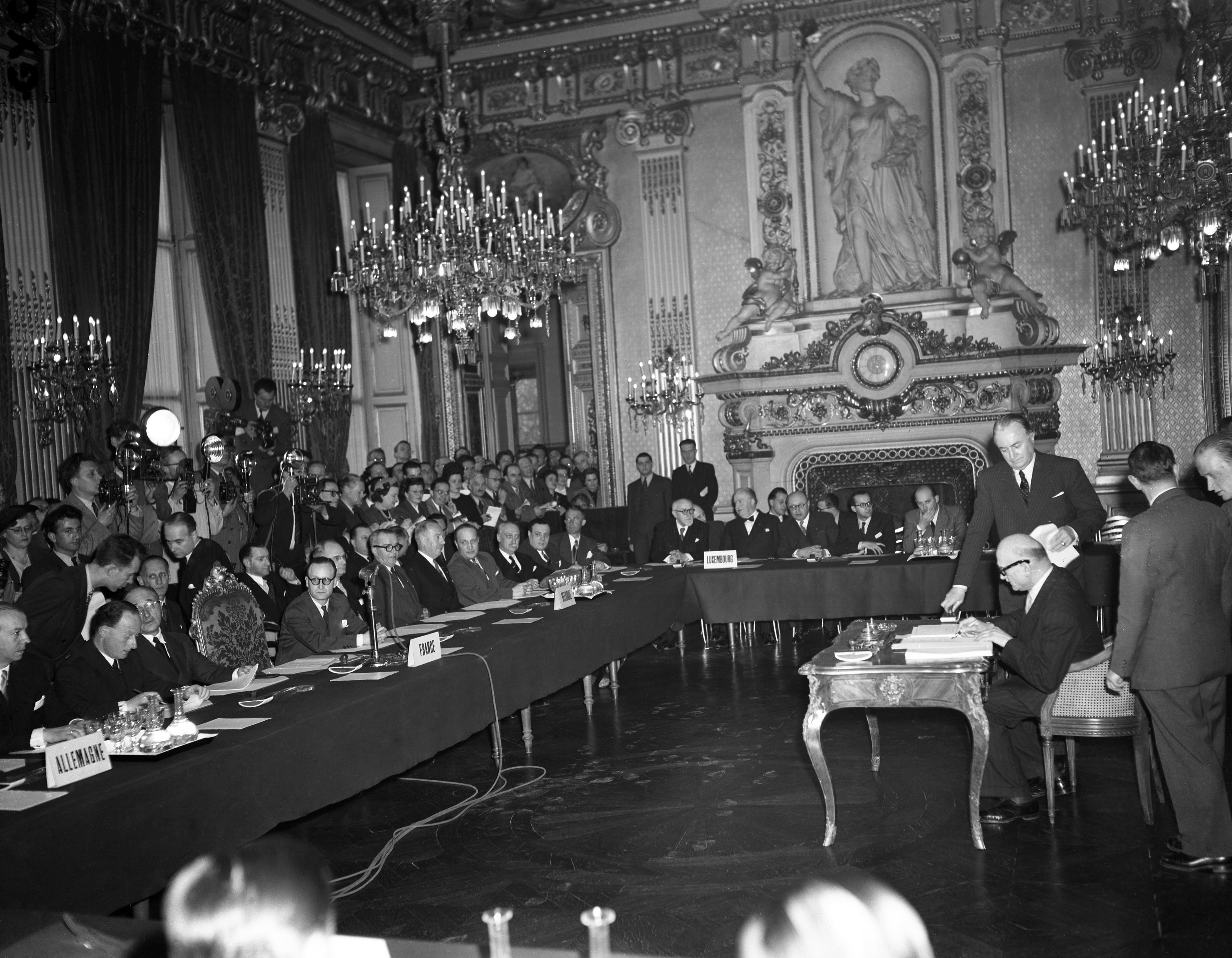 Robert Schuman bei der Unterzeichnung der Schuman-Erklärung