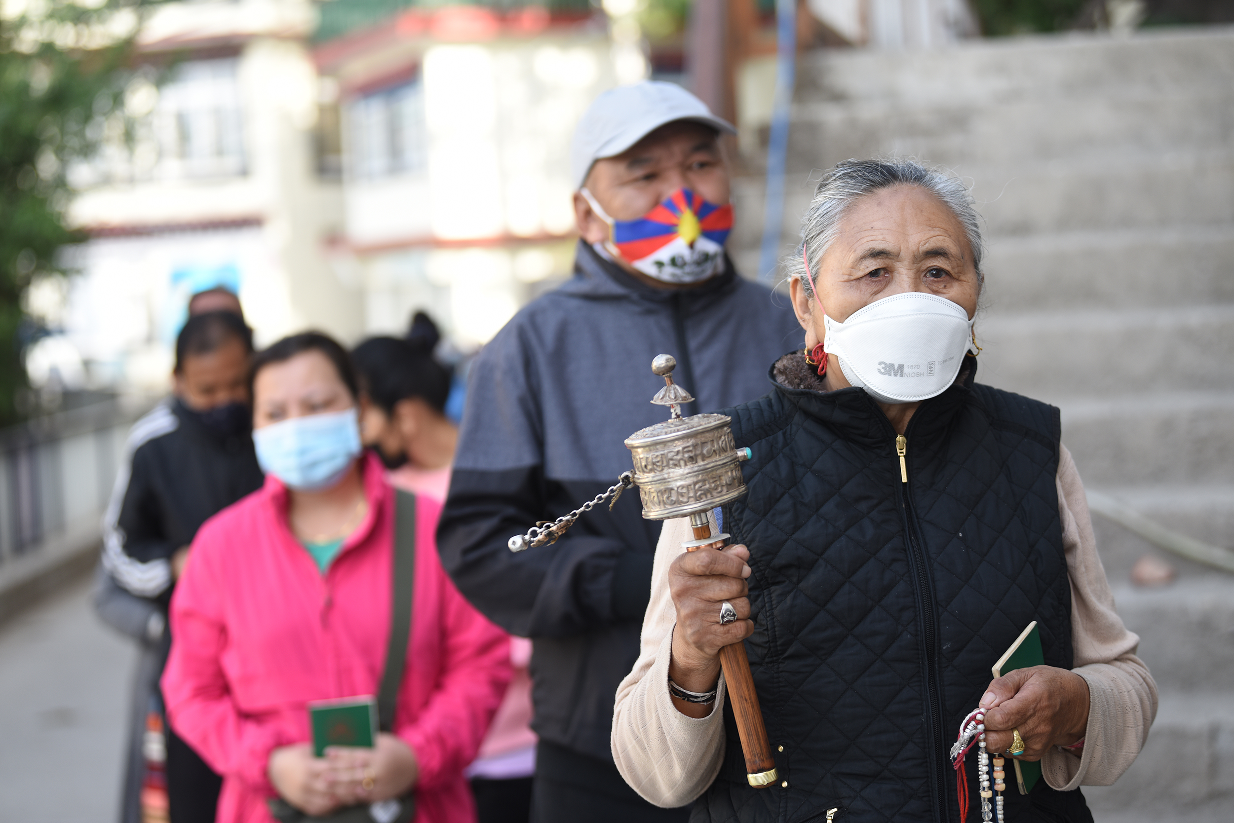 Exil-Tibeter in der Schlange vor einem Wahllokal