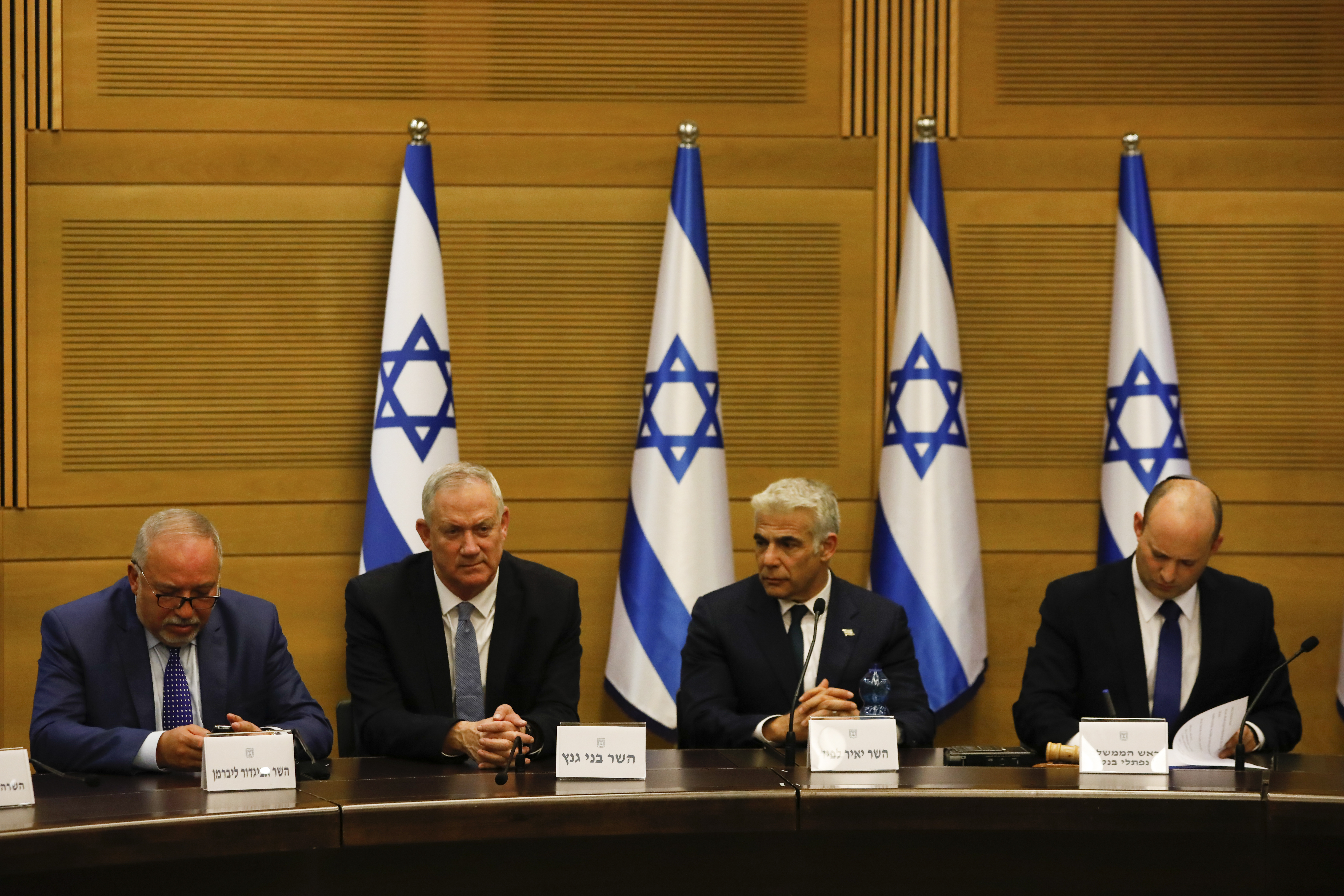Avigdor Lieberman, Benny Gantz, Yair Lapid und Israels neuer Premierminister Naftali Bennett 