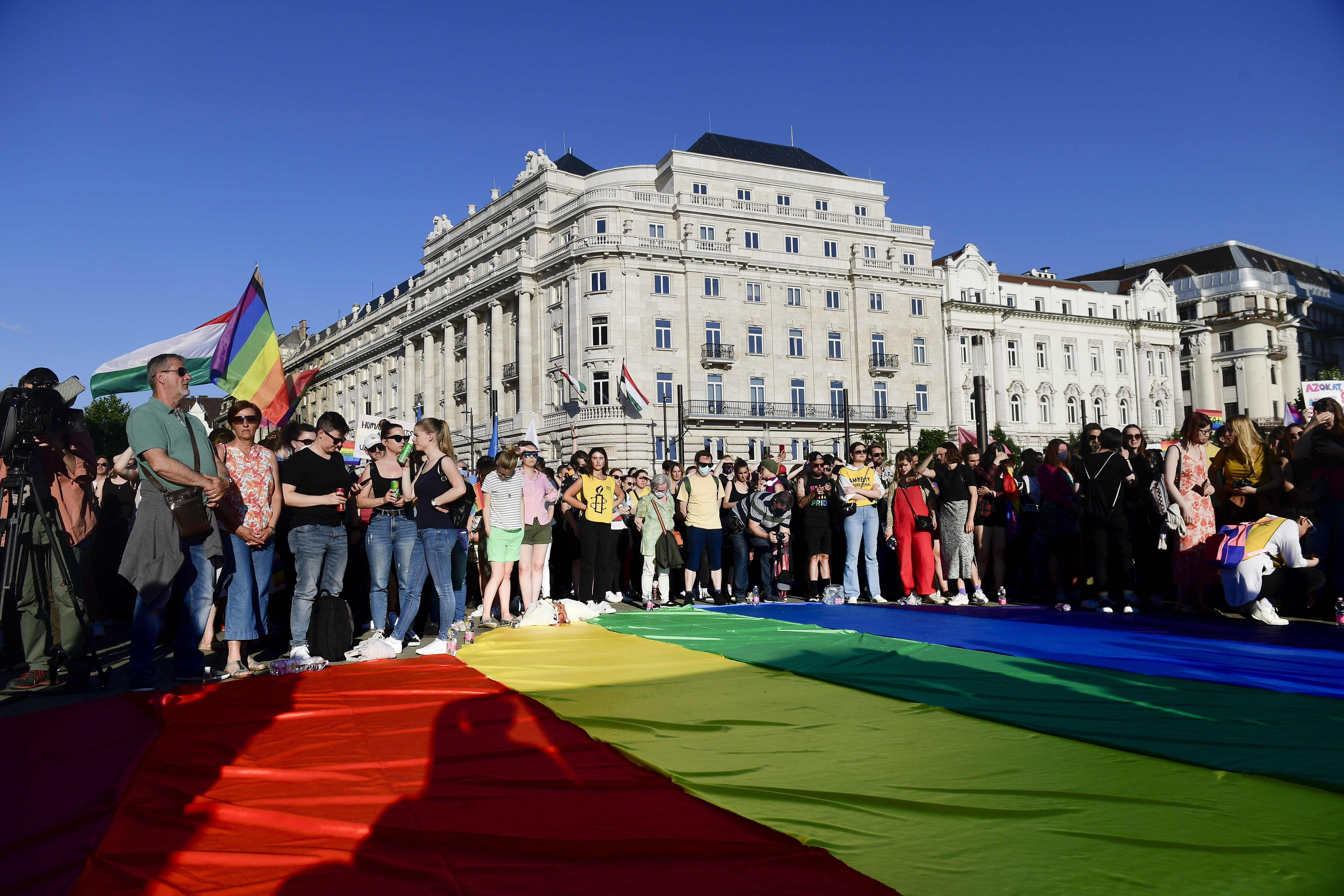 Menschen protestieren vor dem ungarischen Parlament in Budapest gegen das neue Gesetzespaket