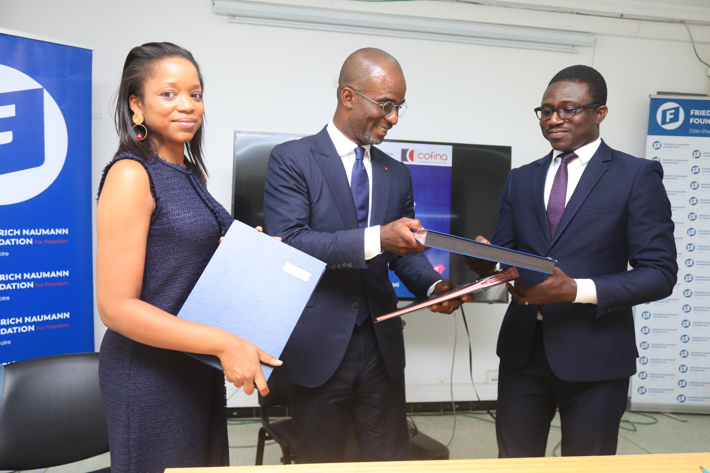 Signature de partenariat entre la Fondation Friedrich Naumann, Bloomfield Investment Corporation  et COFINA