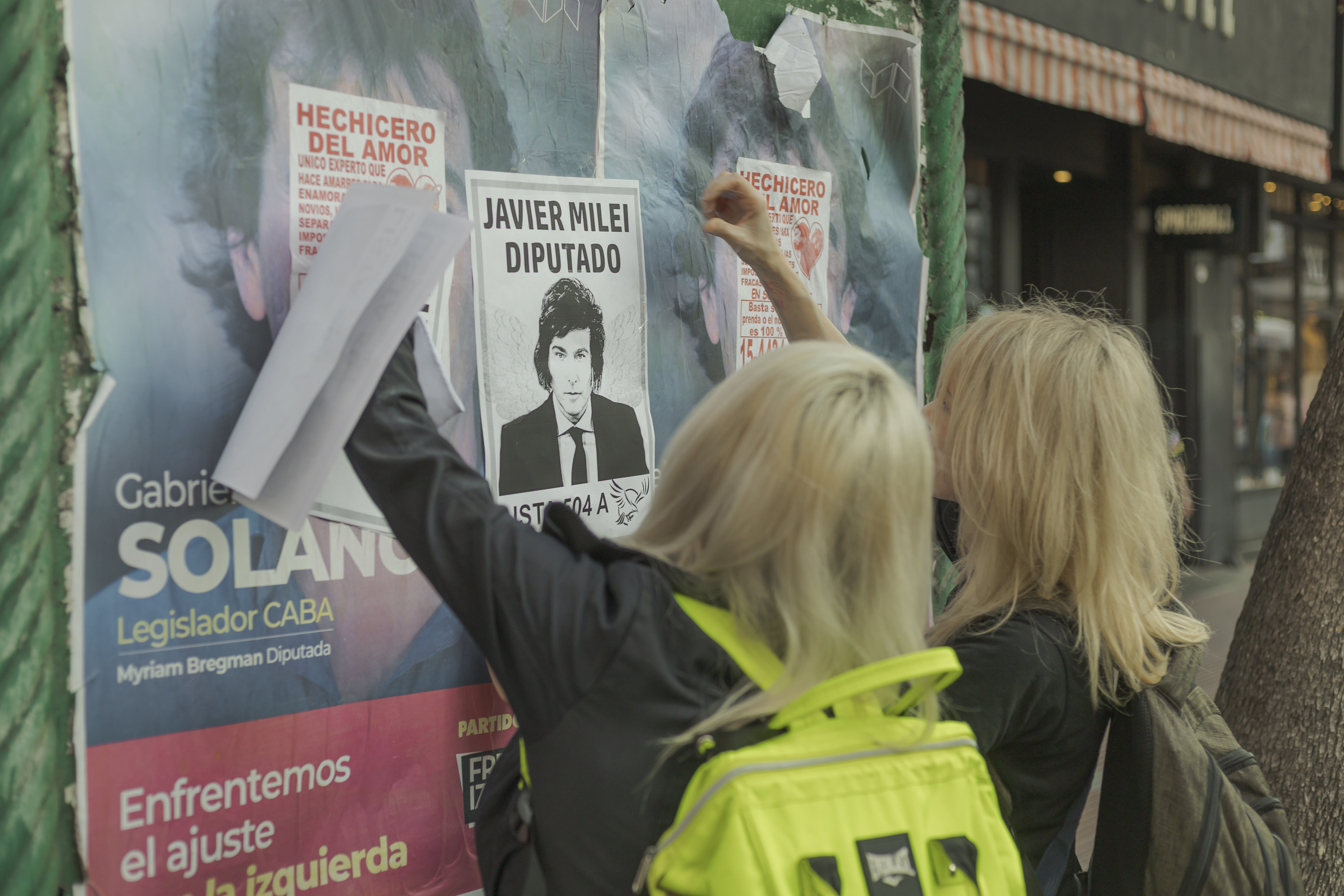 Anhänger der libertären Partei "La Libertad Avanza" hängen Poster ihres Anführers Javier Milei auf.