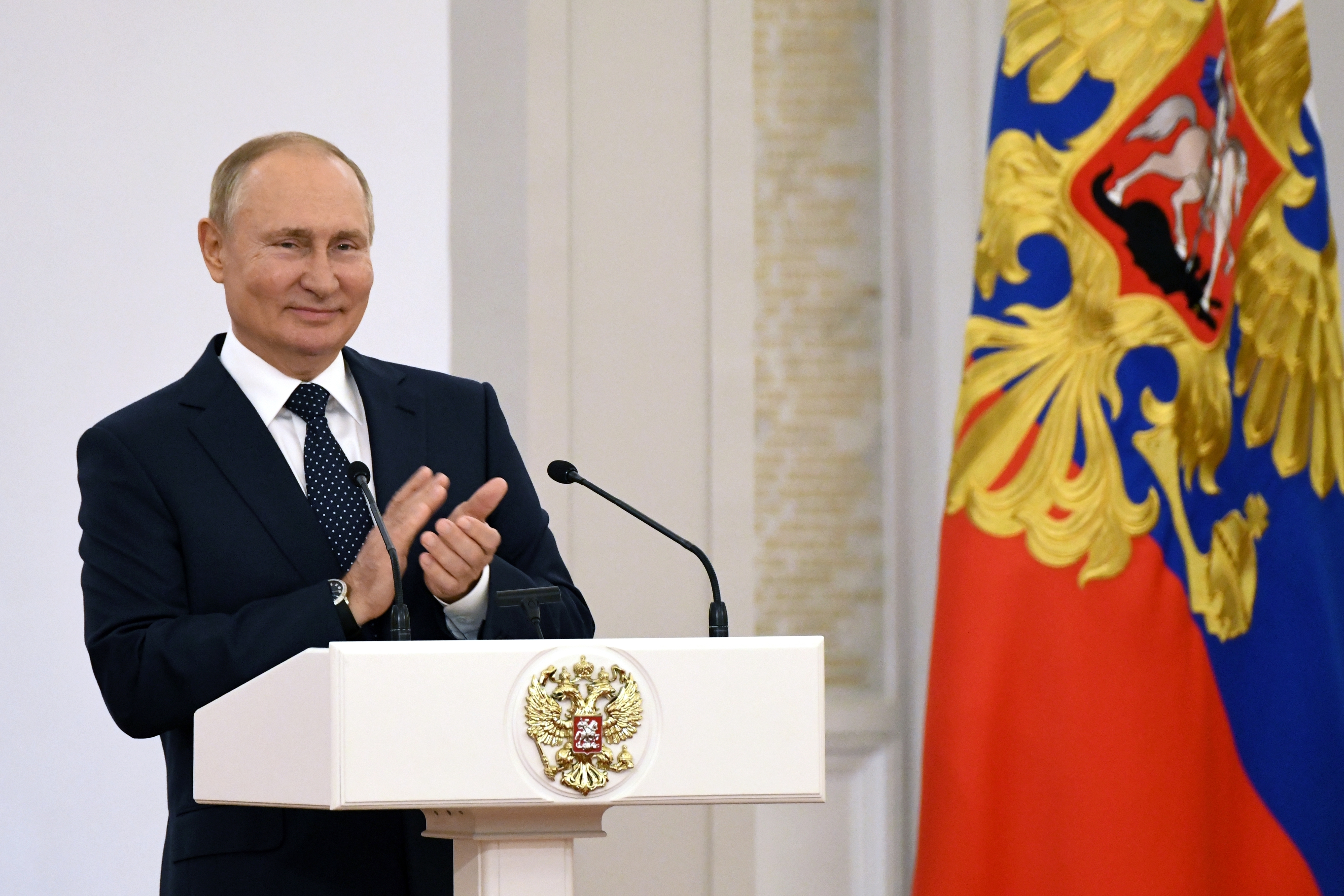 Der russische Präsident Vladimir Putin applaudiert den Athleten des paralympischen Kommittees bei einer Zeremonie im Kreml am 13. September 2021.