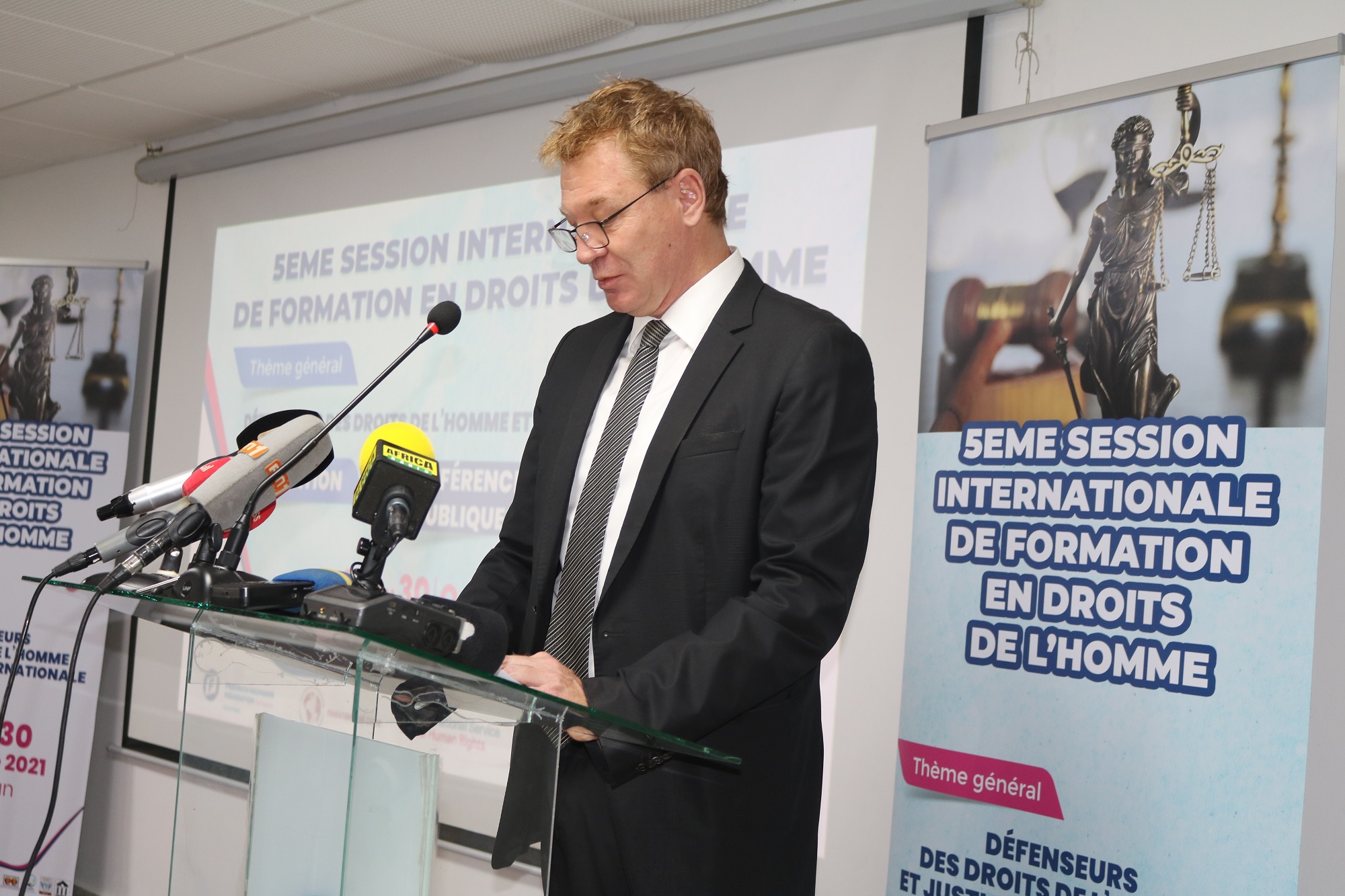 Jo Holden à la cérémonie d'ouverture de la 5ème session des Droits de l'Homme d'Abidjan