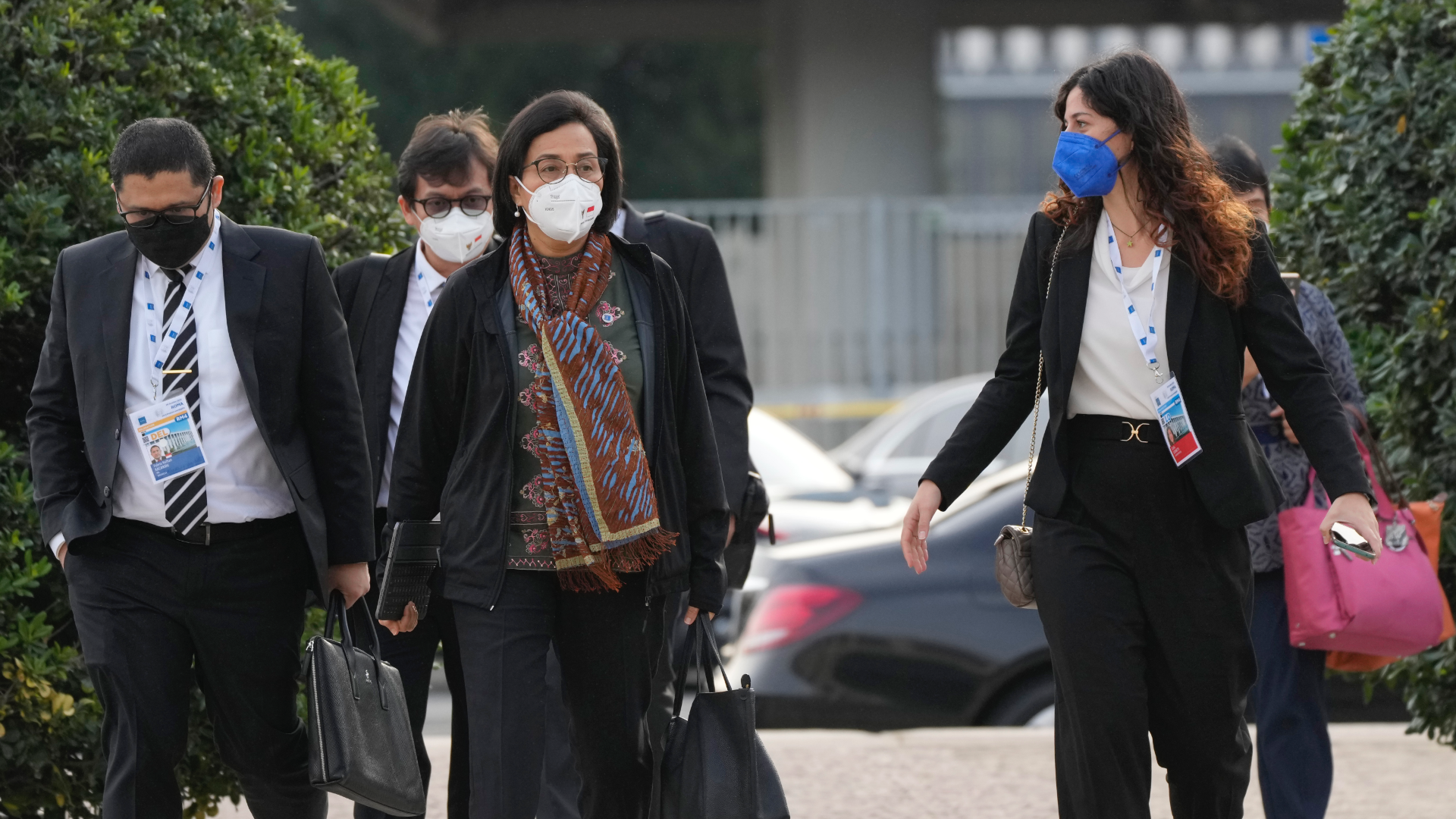 Die indonesische Finanzministerin Sri Mulyani Indrawati (Mitte) trifft zum Treffen der G20-Finanz- und Gesundheitsminister im Salone delle Fontane (Brunnensaal) in Rom ein. 
