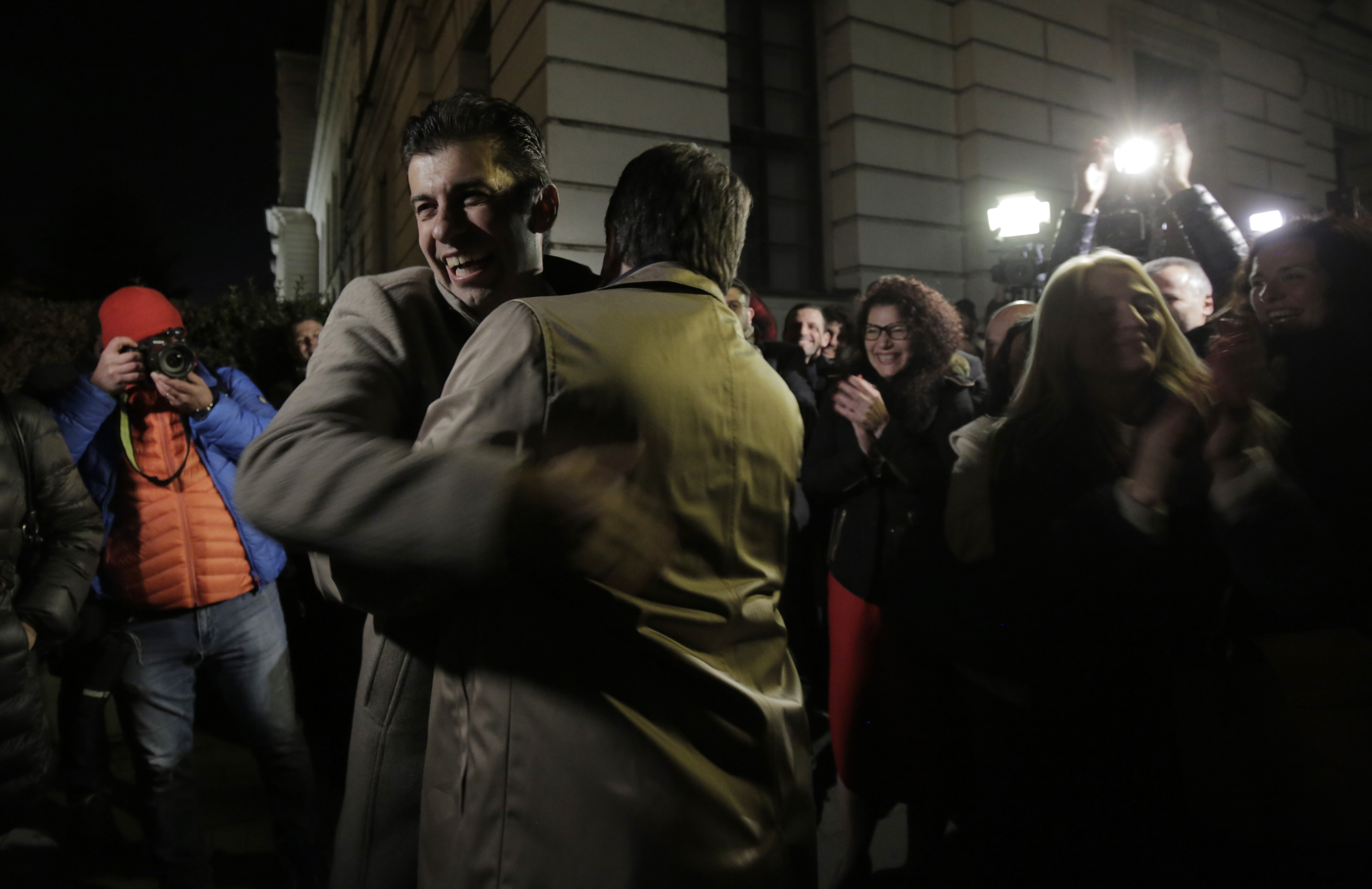 Kiril Petkov, links, und Asen Vasilev rechts feiern Wahlsieg 