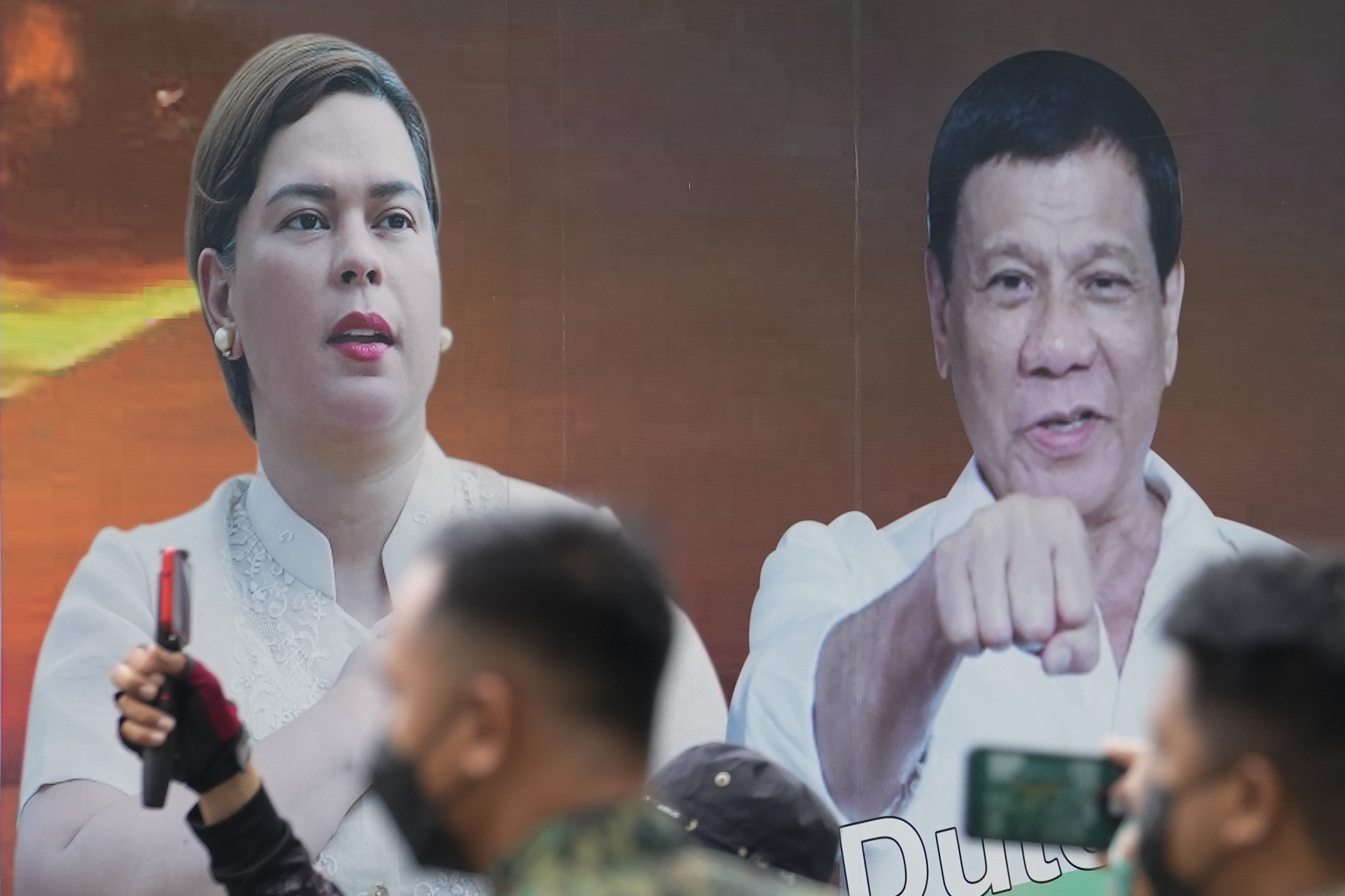 Ein Fahrzeug mit Fotos des philippinischen Präsidenten Rodrigo Duterte, rechts, und seiner Tochter, der Bürgermeisterin von Davao City, Sara Duterte