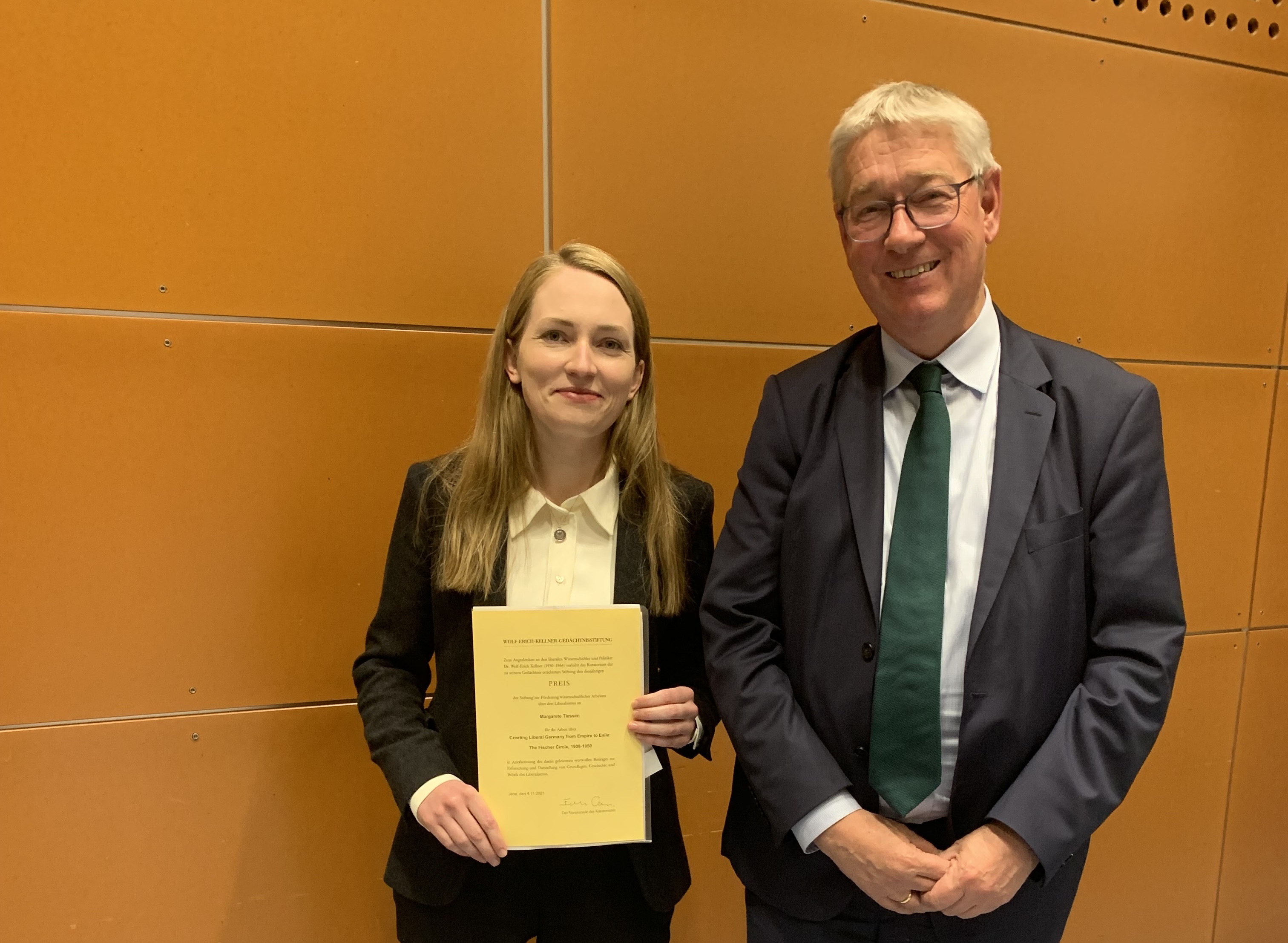 Preisträgerin Dr. Margarete Tiessen mit dem Laudator und stellvertretenden Kuratoriumsvorsitzenden Prof. Dr. Eckart Conze (Marburg).