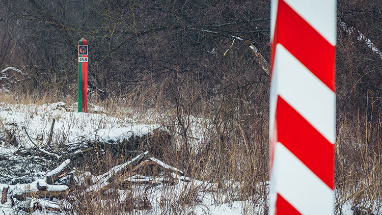 Grenzpfähle zwischen Polen und Belarus von Mostowlany, einem kleinen Dorf in der polnischen Region Podlasie.