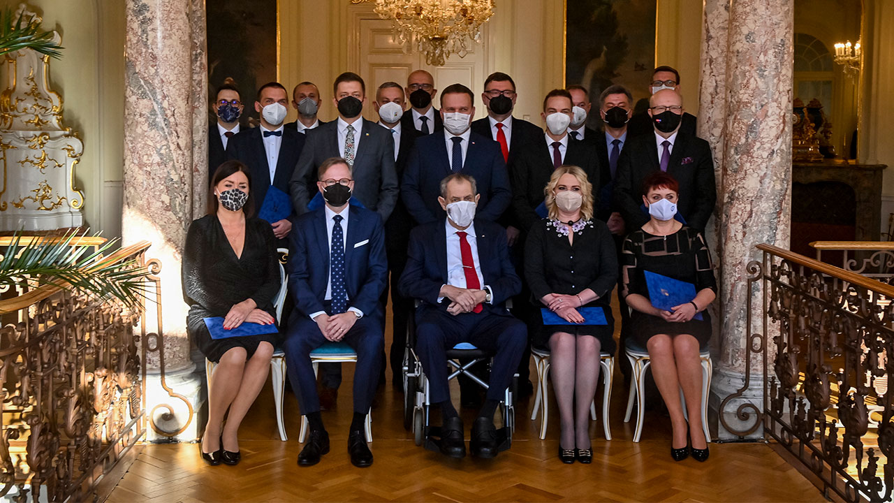 Der tschechische Präsident Milos Zeman, Mitte in der ersten Reihe, ernannte am 17. Dezember 2021 die Minister des neuen tschechischen Kabinetts von Petr Fiala, das sich aus fünf Parteien zusammensetzt - ODS, KDU-CSL, TOP 09, Piraten und STAN.