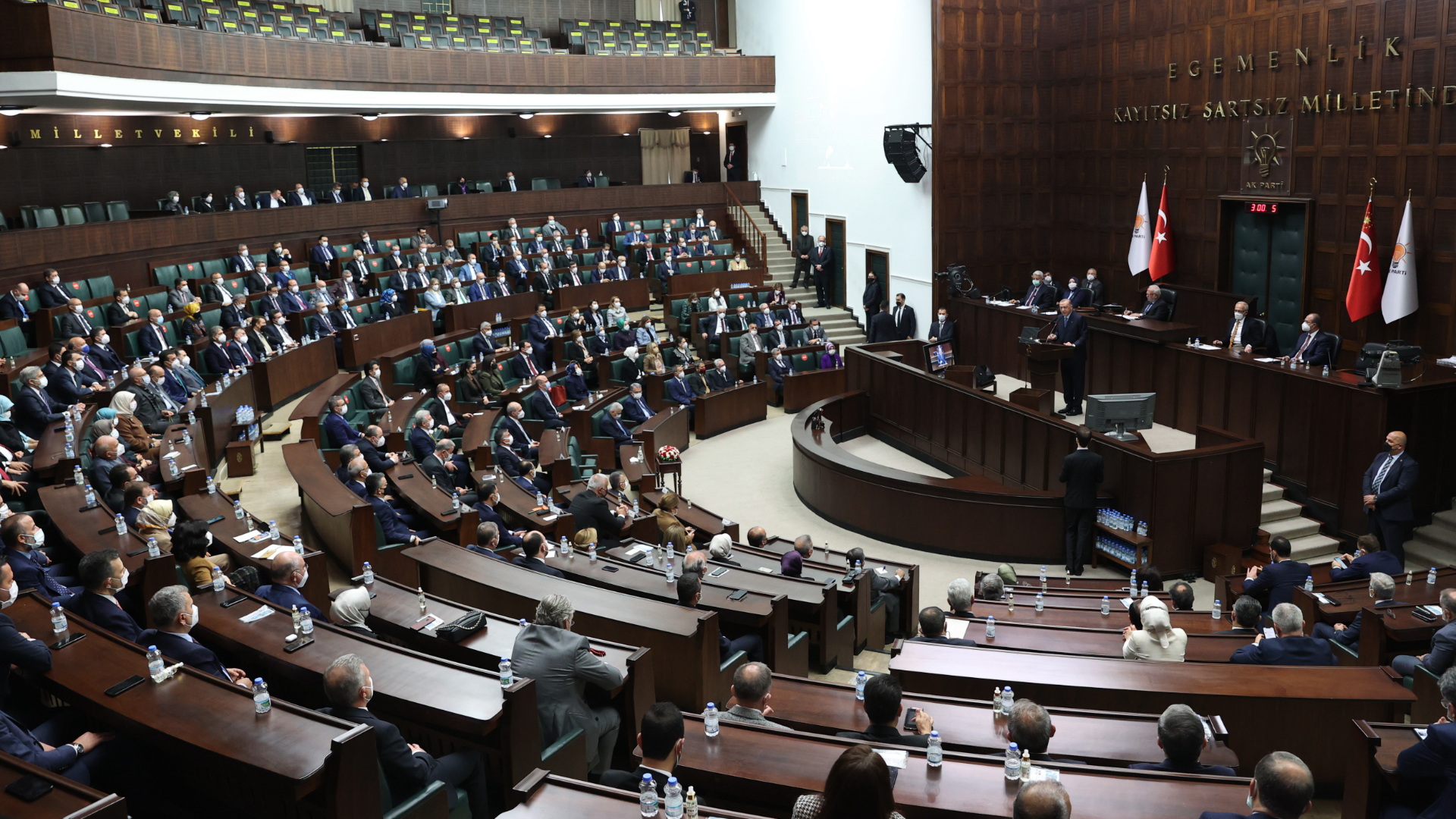 Recep Tayyip Erdogan hält eine Rede während der Fraktionssitzung seiner Partei in der großen türkischen Nationalversammlung in Ankara, Türkei, am 1. Dezember 2021. 