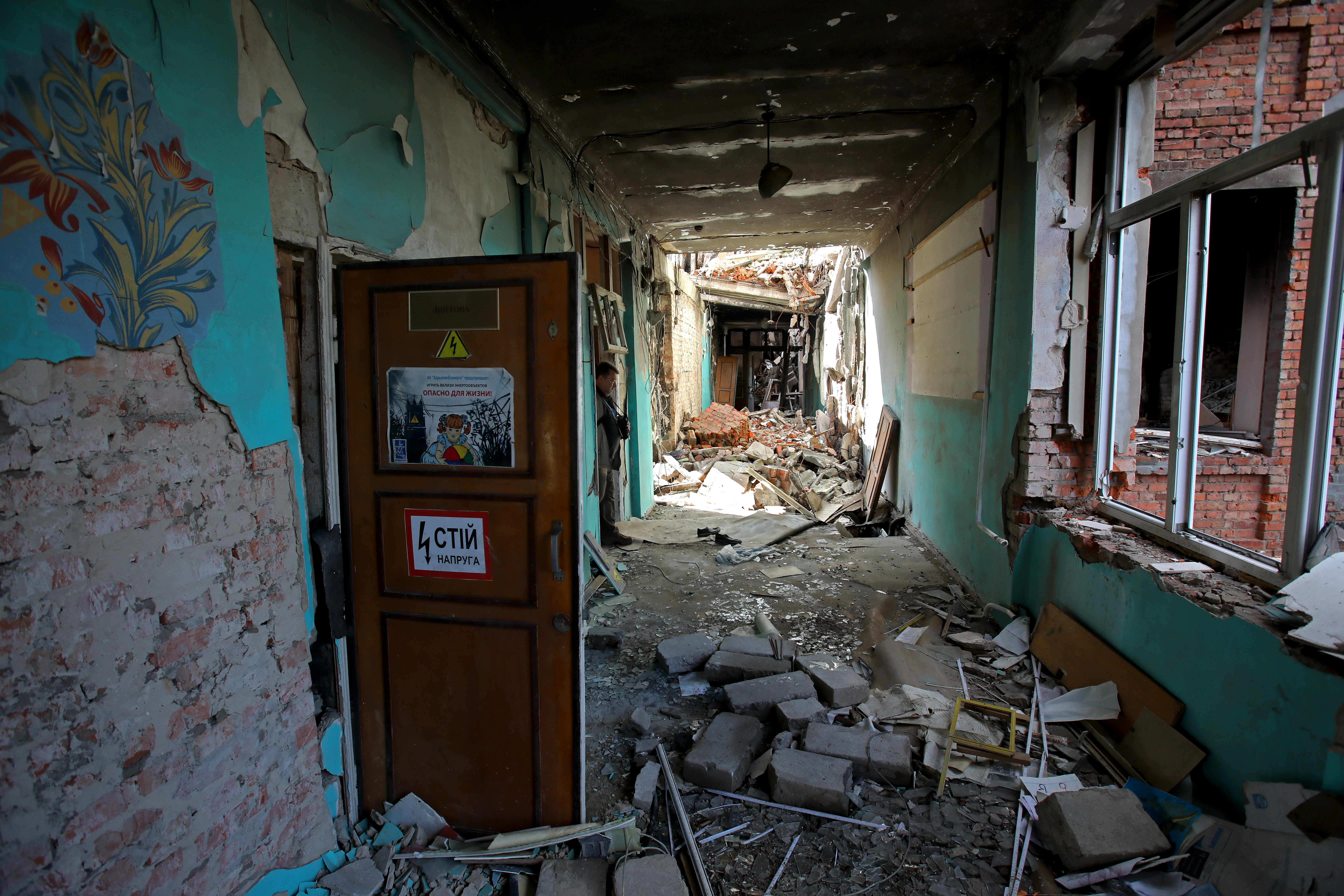 Ein Korridor im Inneren einer durch den Beschuss russischer Truppen zerstörten Schule 