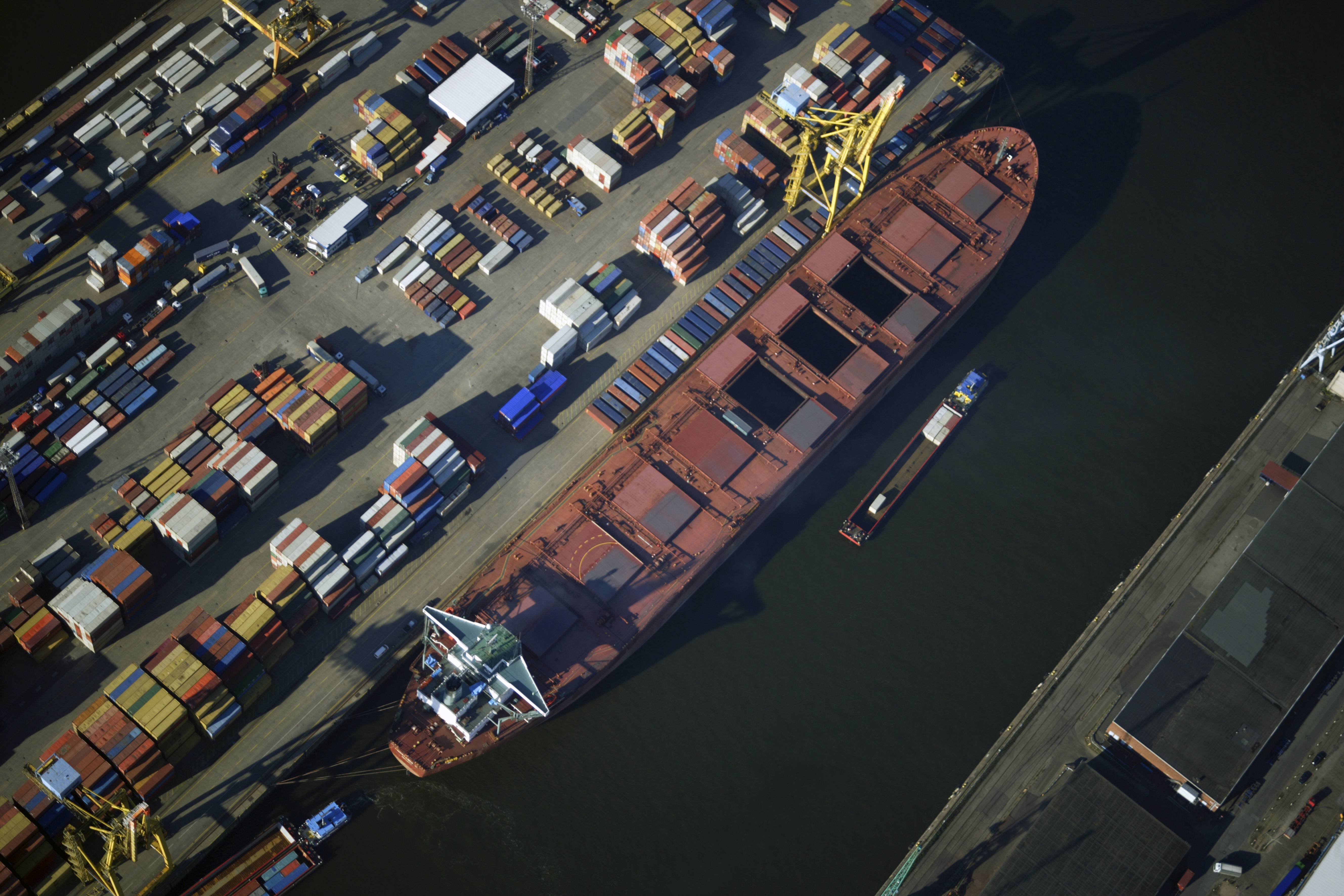 Containerschiff im Hamburger Hafen