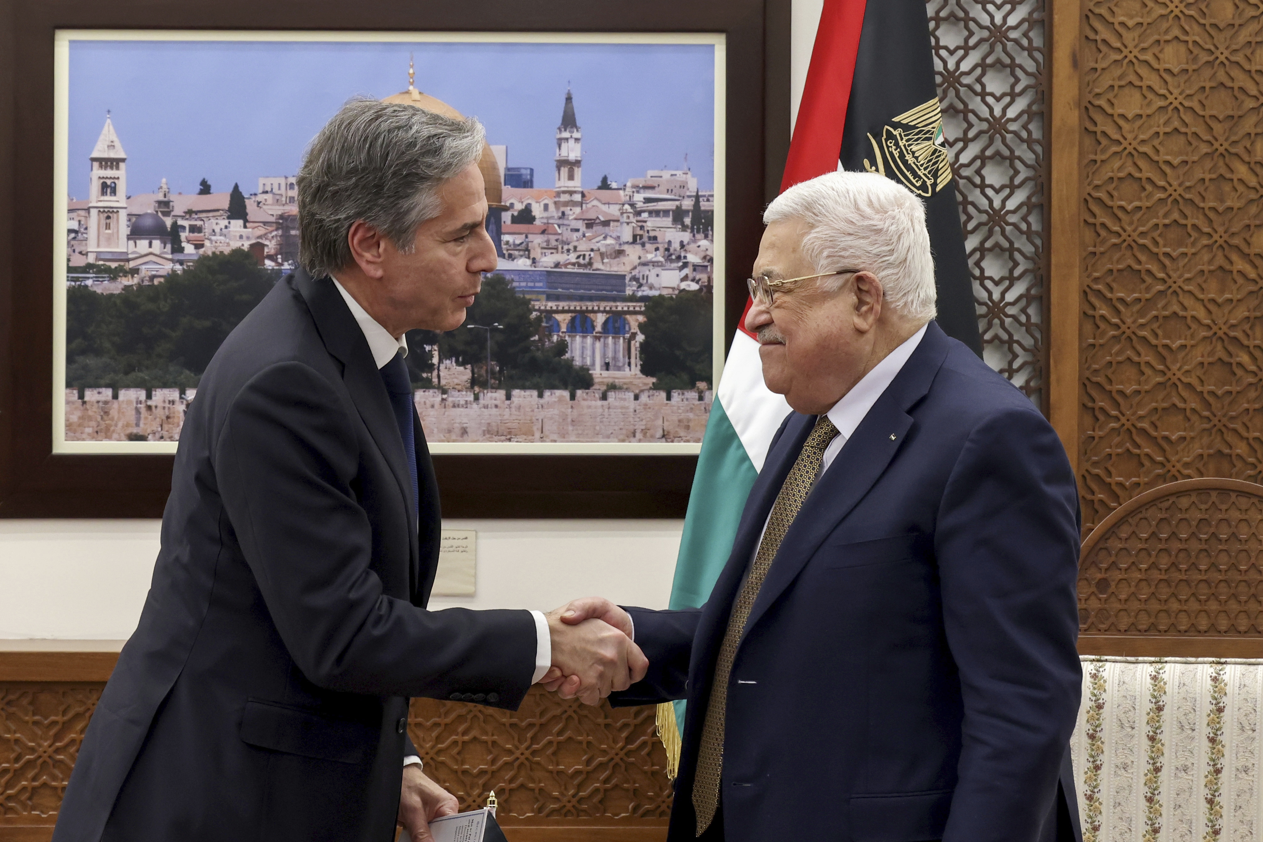US-Außenminister Antony Blinken, links, und Palästinenserführer Mahmoud Abbas schütteln sich nach ihrem Treffen in der Stadt Ramallah im Westjordanland die Hände
