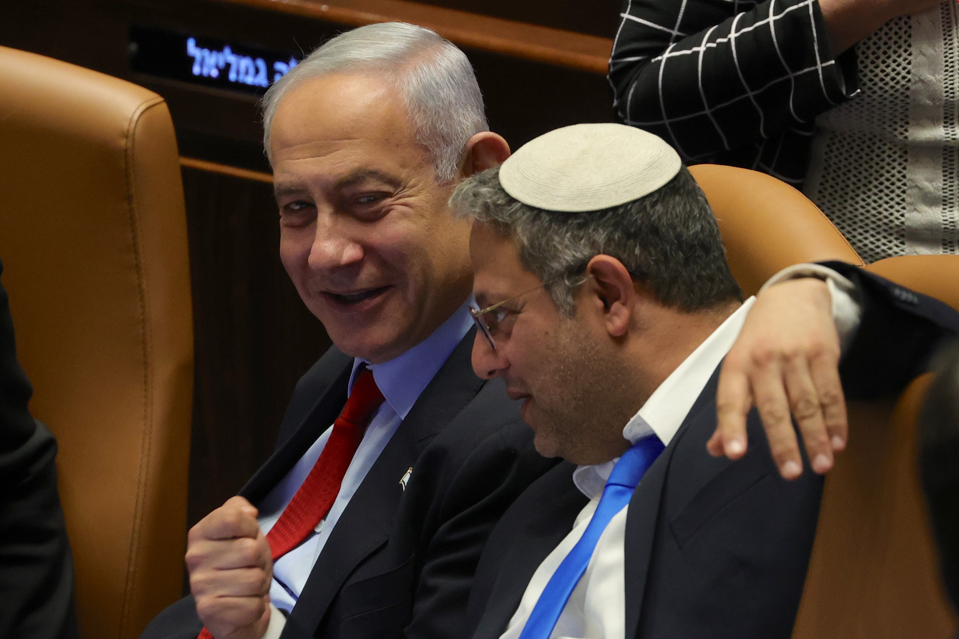 Der israelische Premierminister Benjamin Netanjahu, Mitte, lächelt Itamar Ben Gvir zu.