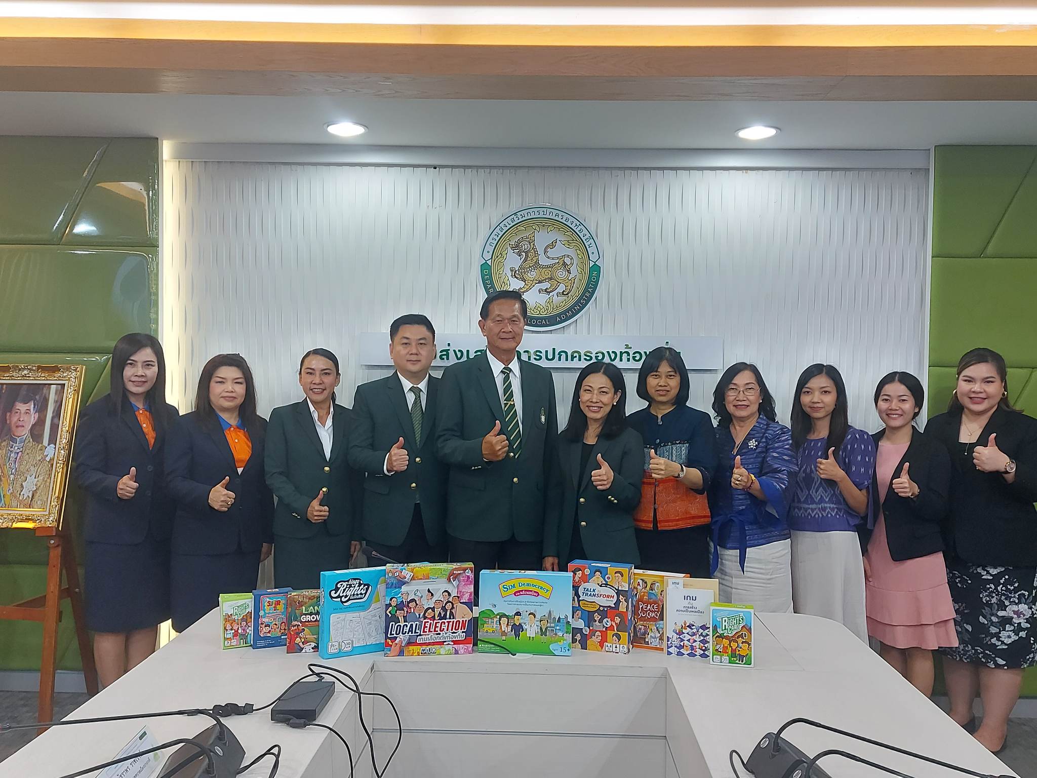 Dr. Pimrapaat Dusadeeisariyakul (FNF Thailand), Department of Local Administration officials, Bangkadi Town Municipality officials