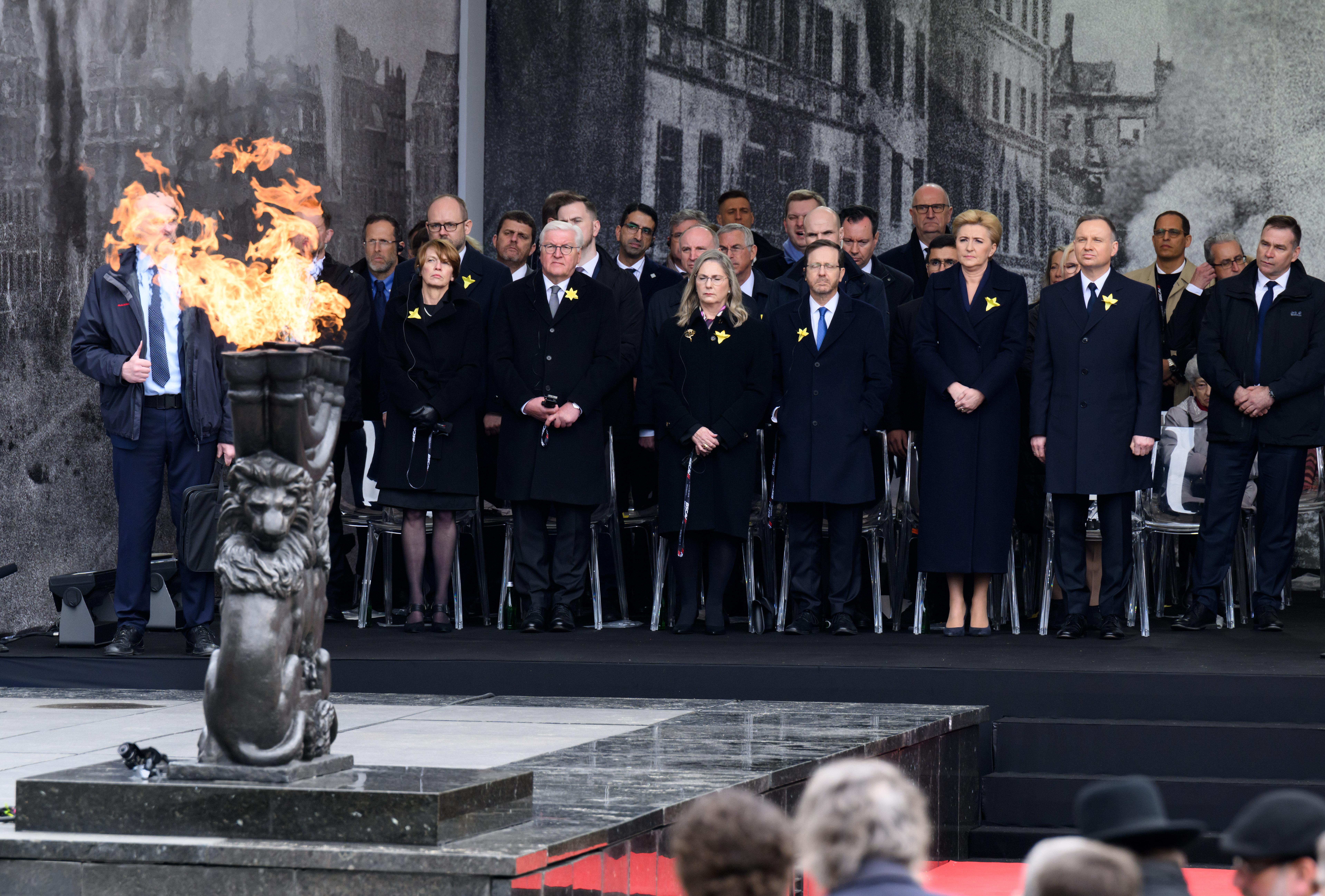 Bundespräsident Frank-Walter Steinmeier (vorn 2.v.l) und seine Frau Elke Büdenbender (l) sowie Izchak Herzog (4.v.l), Präsident von Israel und seine Frau Michal Herzog (3.v.l) nehmen zusammen mit Andrzej Duda, Präsident von Polen, und seiner Frau Agata Kornhauser-Duda an der Gedenkfeier zum 80. Jahrestag des Aufstandes im Warschauer Ghetto am Platz vor dem Denkmal für die Helden des Ghetto teil