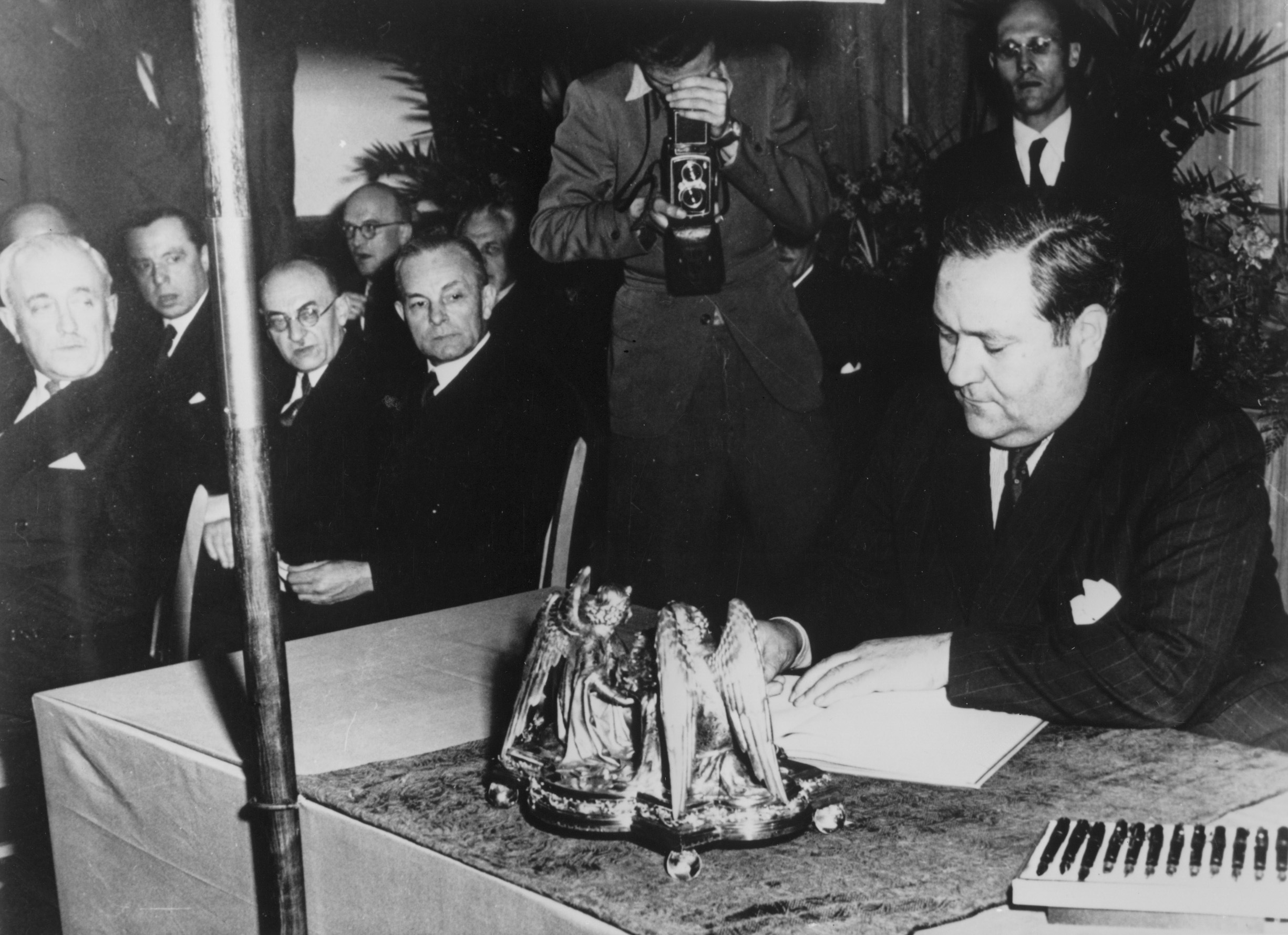 C. Schmid bei Unterzeichnung Grundgesetz Gruendung der Bundesrepublik Deutschland