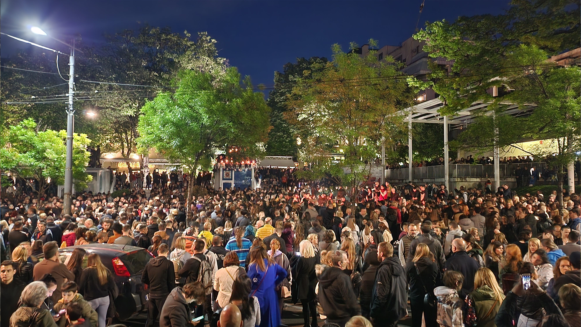 Menschen versammeln sich am 3. Mai 2023 in der Nähe des Ortes einer Schießerei in einer Schule in Belgrad, Serbien. 