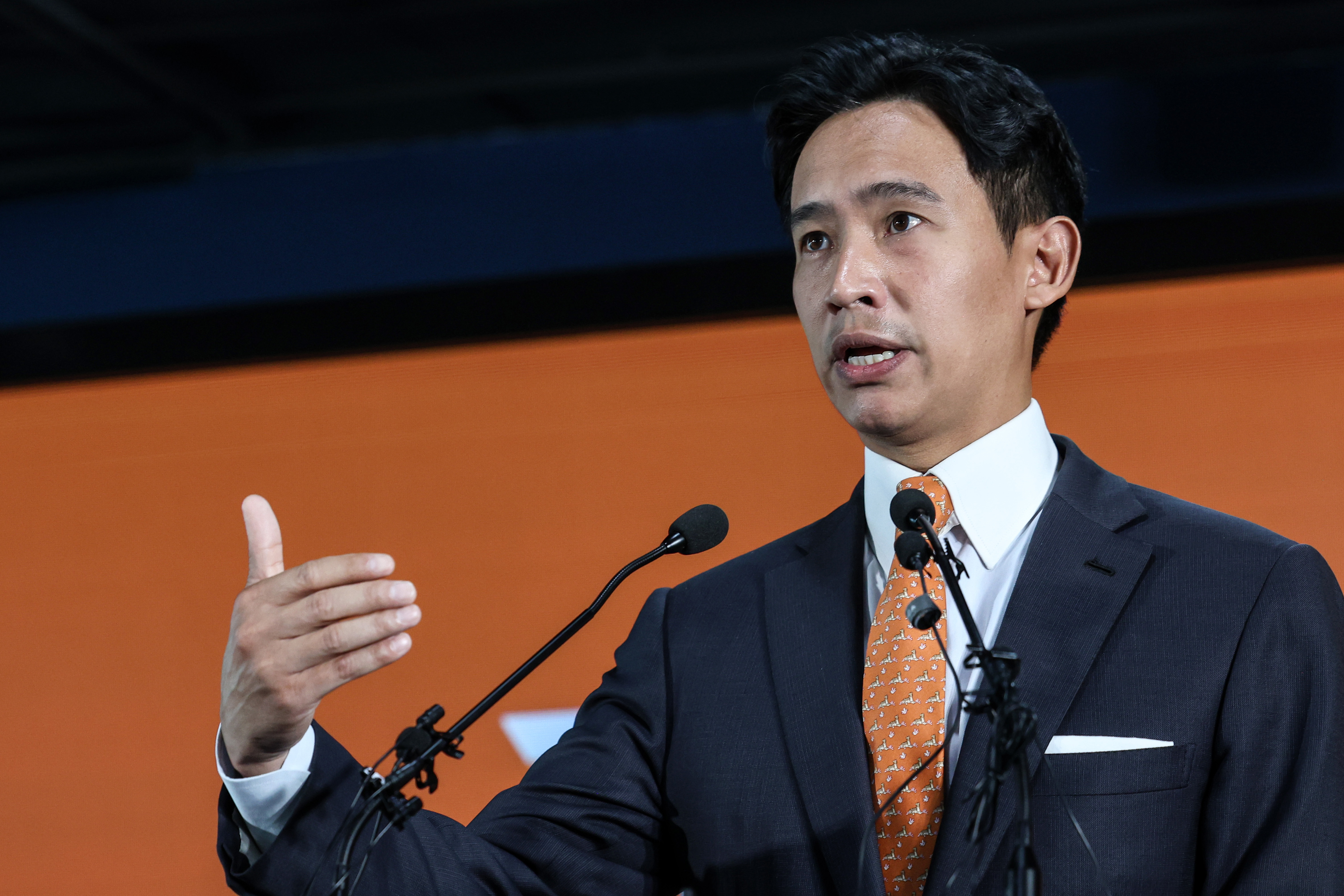 Pita Limjaroenrat, Vorsitzender der Move Forward Partei, spricht nach den thailändischen Parlamentswahlen im Hauptquartier der Move Forward Party in Bangkok, Thailand, zu den Medien.