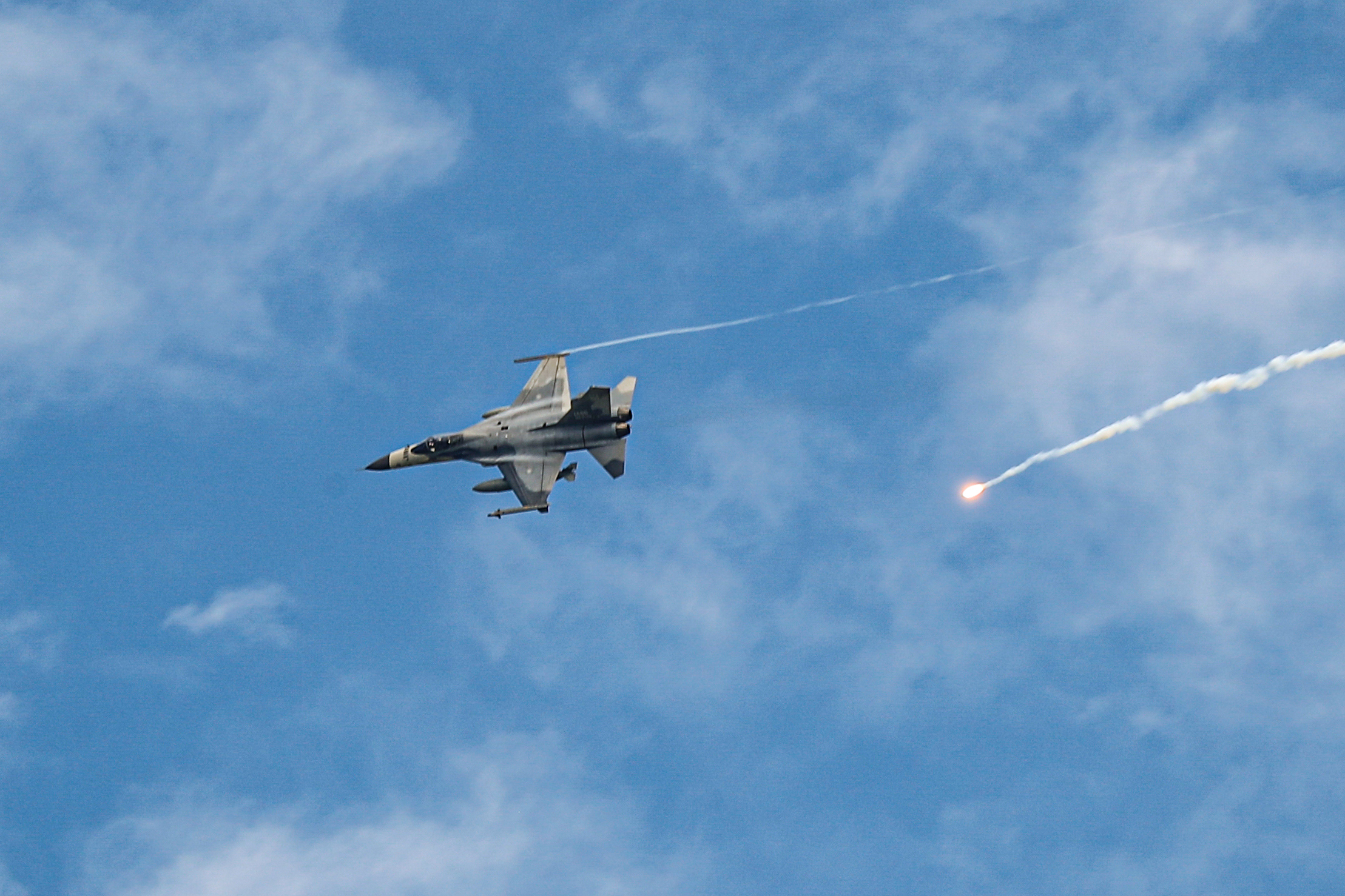 Ein taiwanesischer Kampfjet der IDF feuert während einer zweitägigen Übung im Bezirk Pingtung in Taiwan Leuchtraketen ab, während die militärische Bedrohung durch China zunimmt.