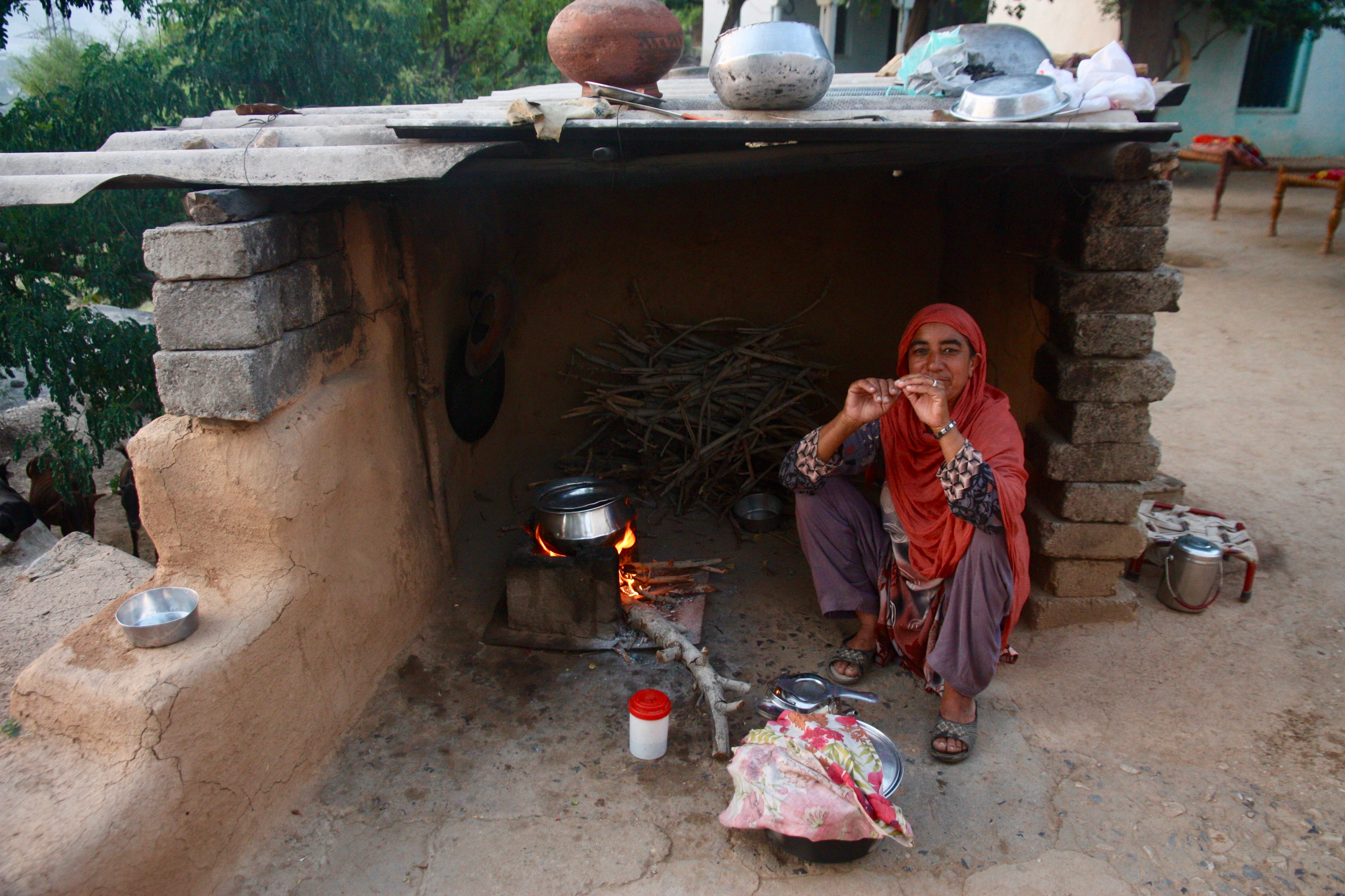 Ghazi-Tee zubereitung bei Dr. Aamirs Tante