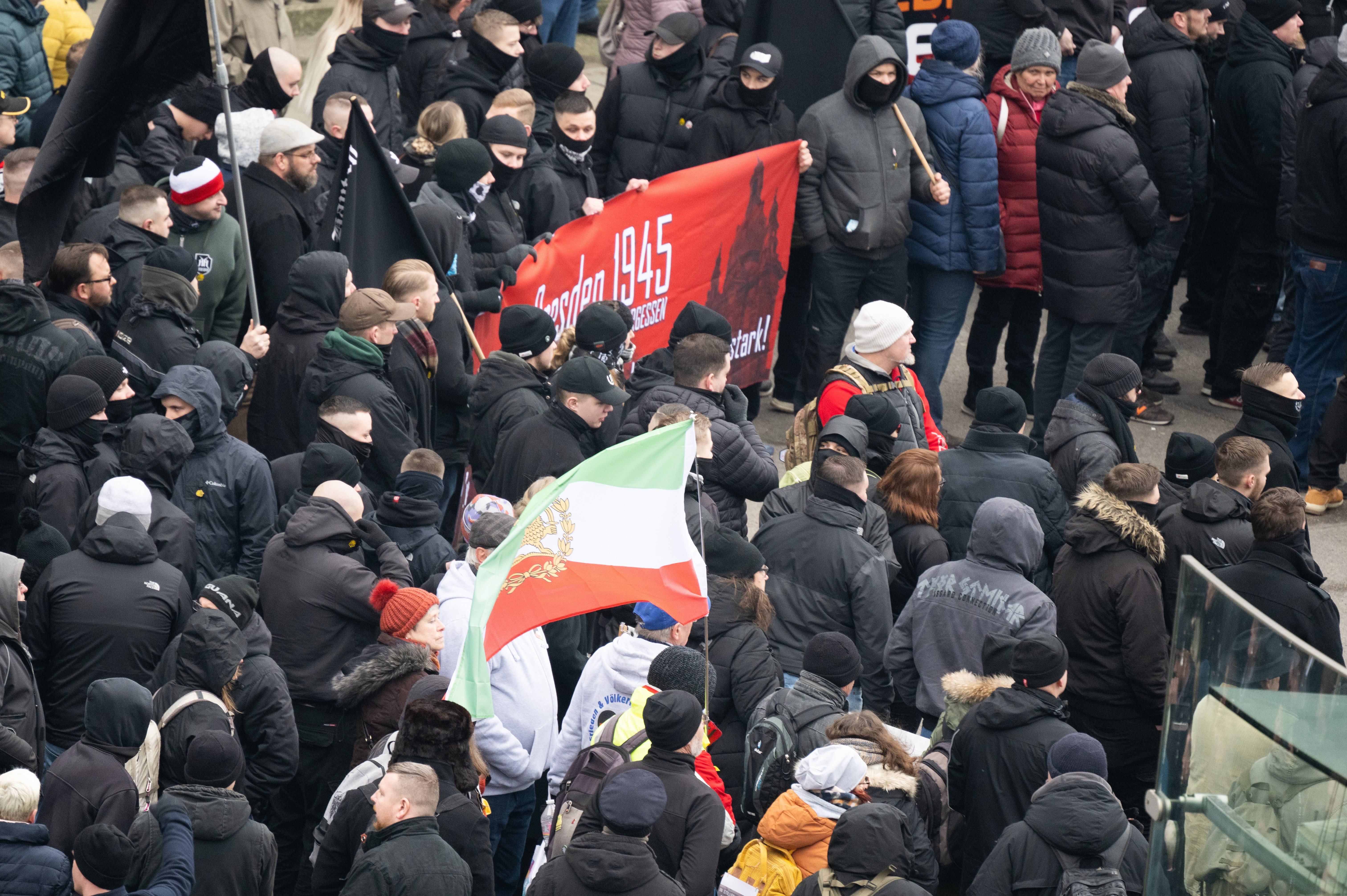 Zahlreiche Rechtsextreme stehen anlässlich einer Kundgebung vor dem Hauptbahnhof. 